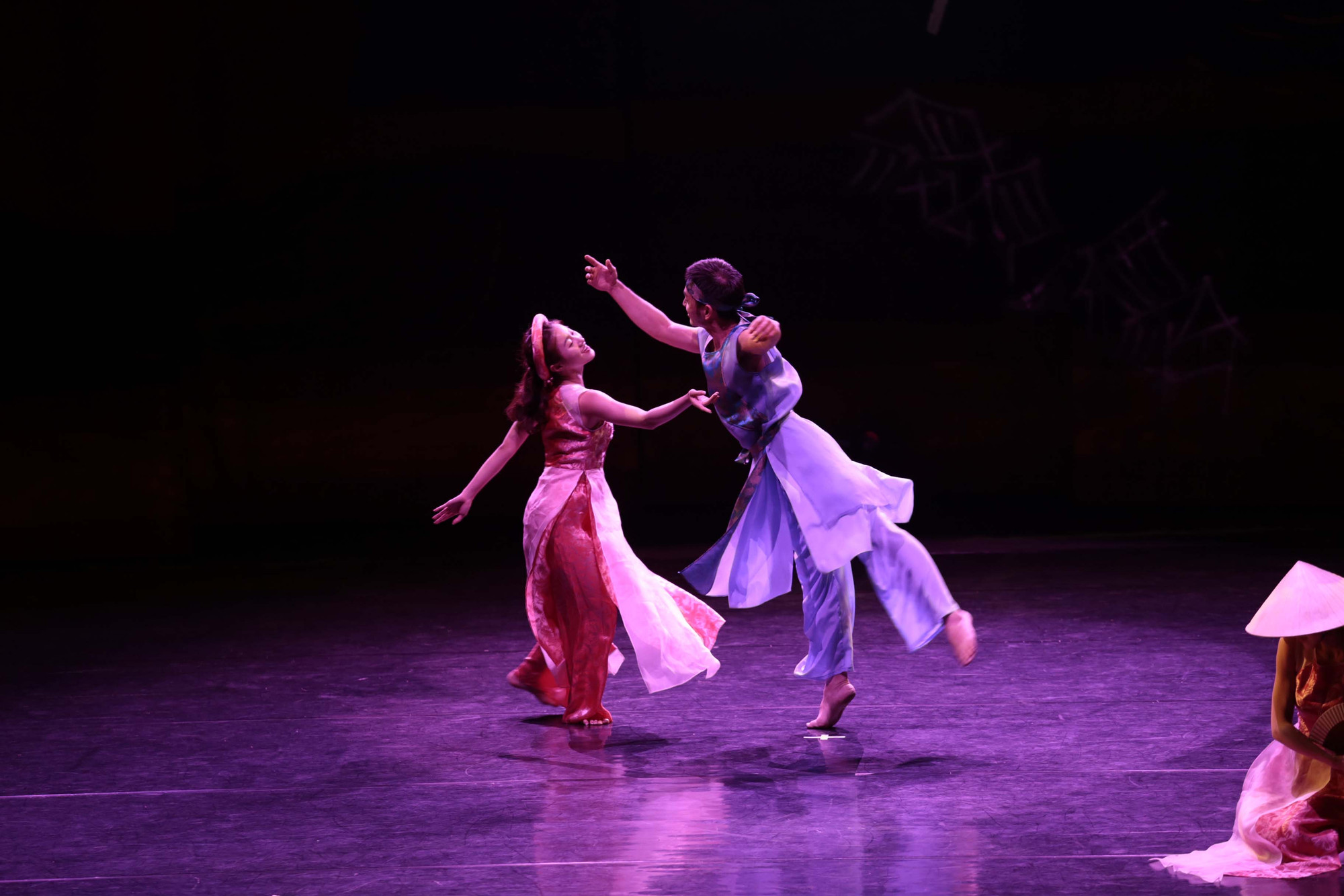 Múa Kiều được đưa lên lộng lẫy trên sân khấu