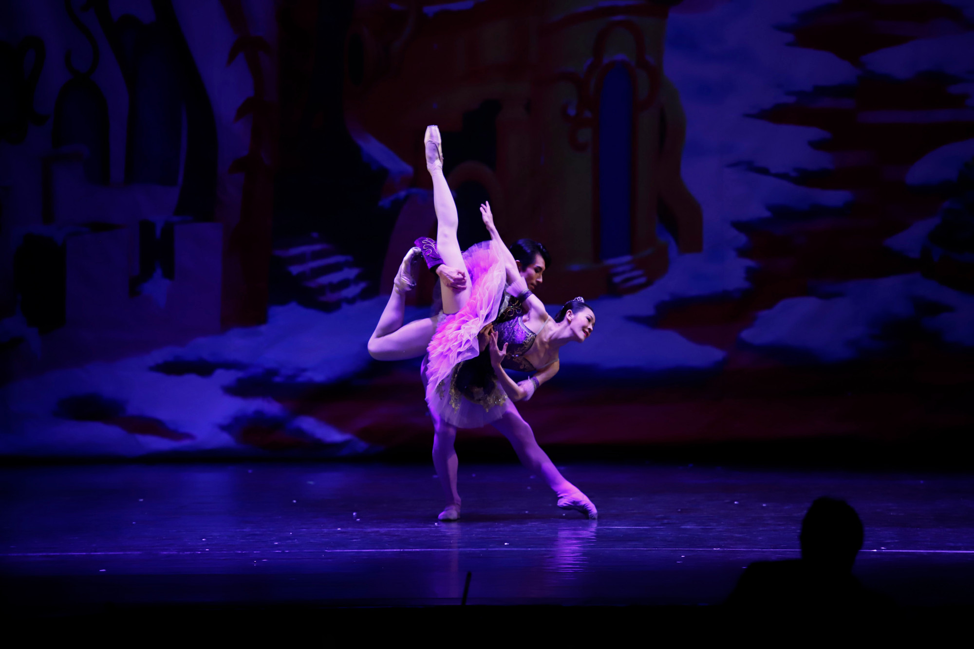 Nghệ sĩ ballet Trần Hoàng Yến trong vở "Kẹp hạt dẻ" vừa công diễn ba đêm: 7,8,9/12 tại Nhà hát TP.HCM