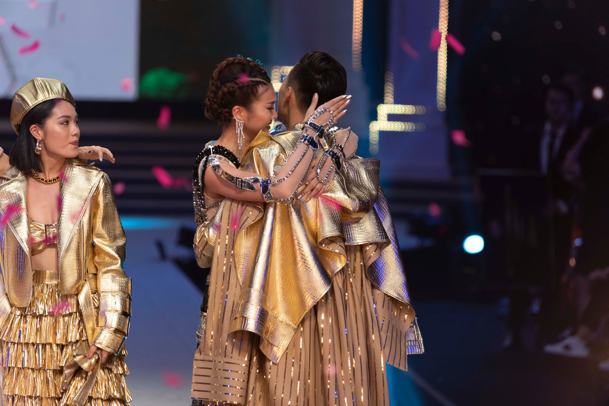 Cái ôm chúc mừng học trò team Thanh Hằng