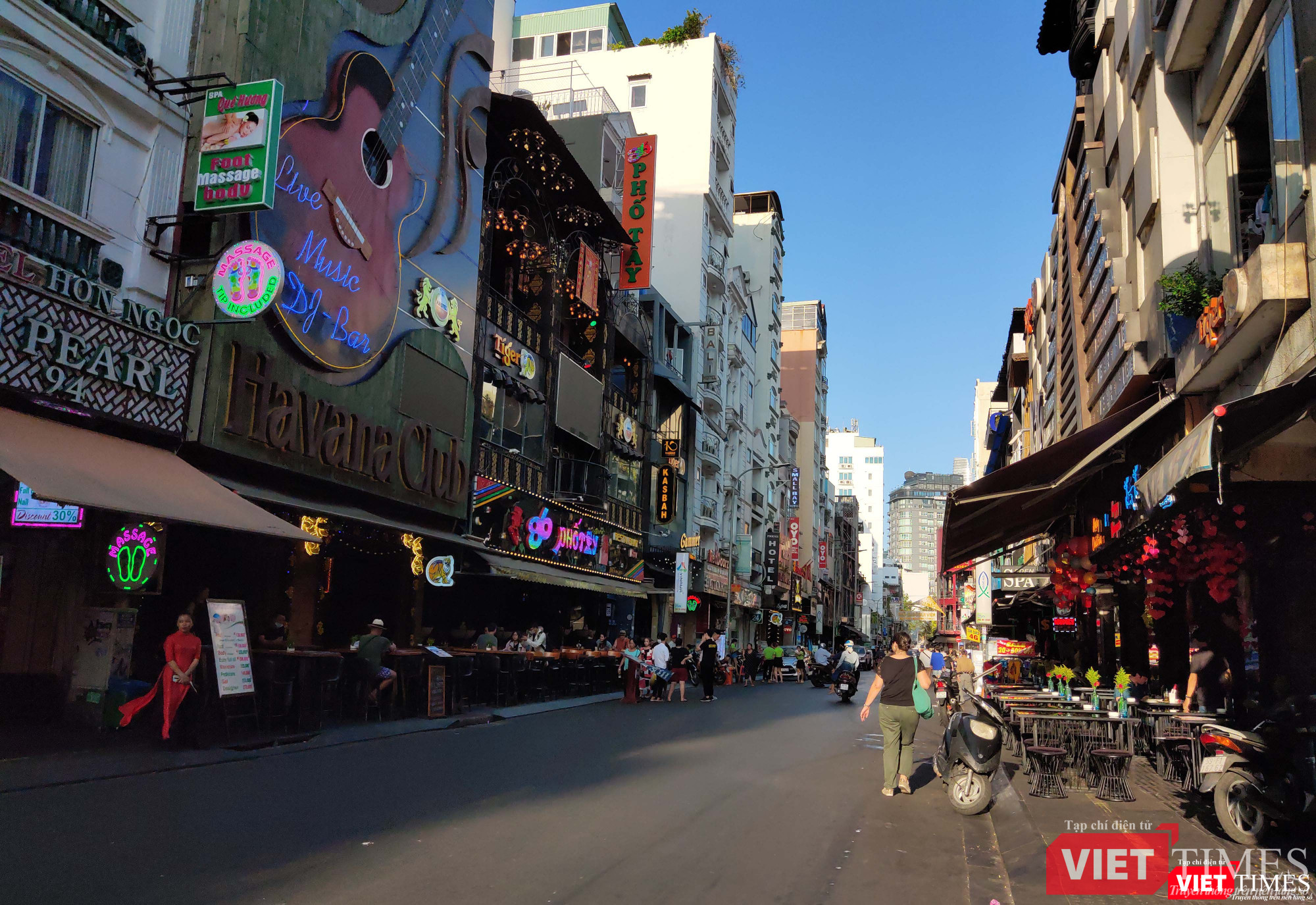 Phố Tây Bùi Viện vắng tanh vì bị Covid -19 "đe dọa" Phố Tây Bùi Viện vắng tanh vì bị virus Corona đe dọa