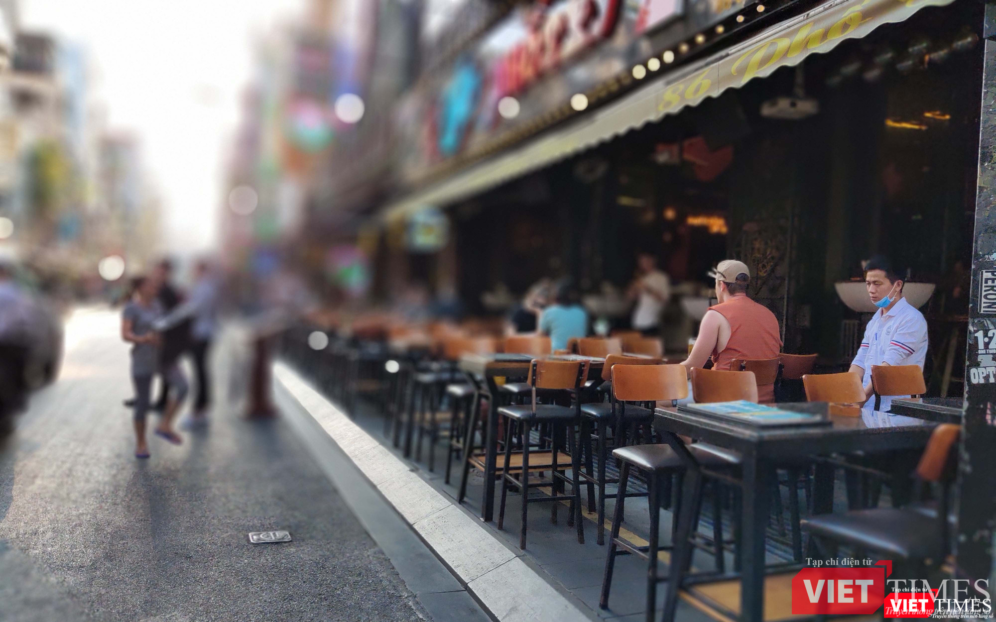 Nhân viên phục vụ buồn vì nhà hàng vắng khách Nhân viên phục vụ buồn vì nhà hàng vắng khách