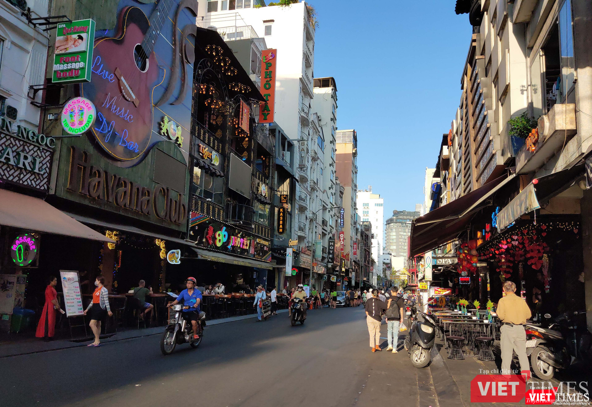 Nhân viên mời chào nhưng du khách không hề dừng lại Nhân viên mời chào nhưng du khách không dừng lại