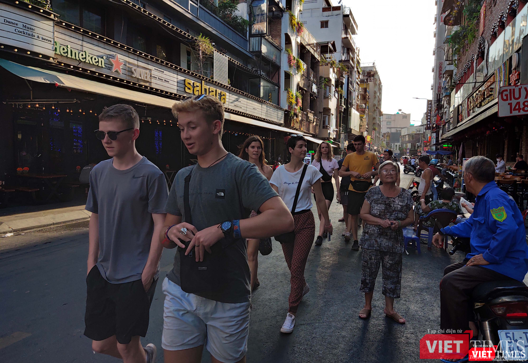 Một số du khách mới vừa tới, không đeo khẩu trang, nhưng cũng hờ hững với các nhà hàng Một số du khách mới vừa tới, không đeo khẩu trang, nhưng cũng hờ hững với các nhà hàng