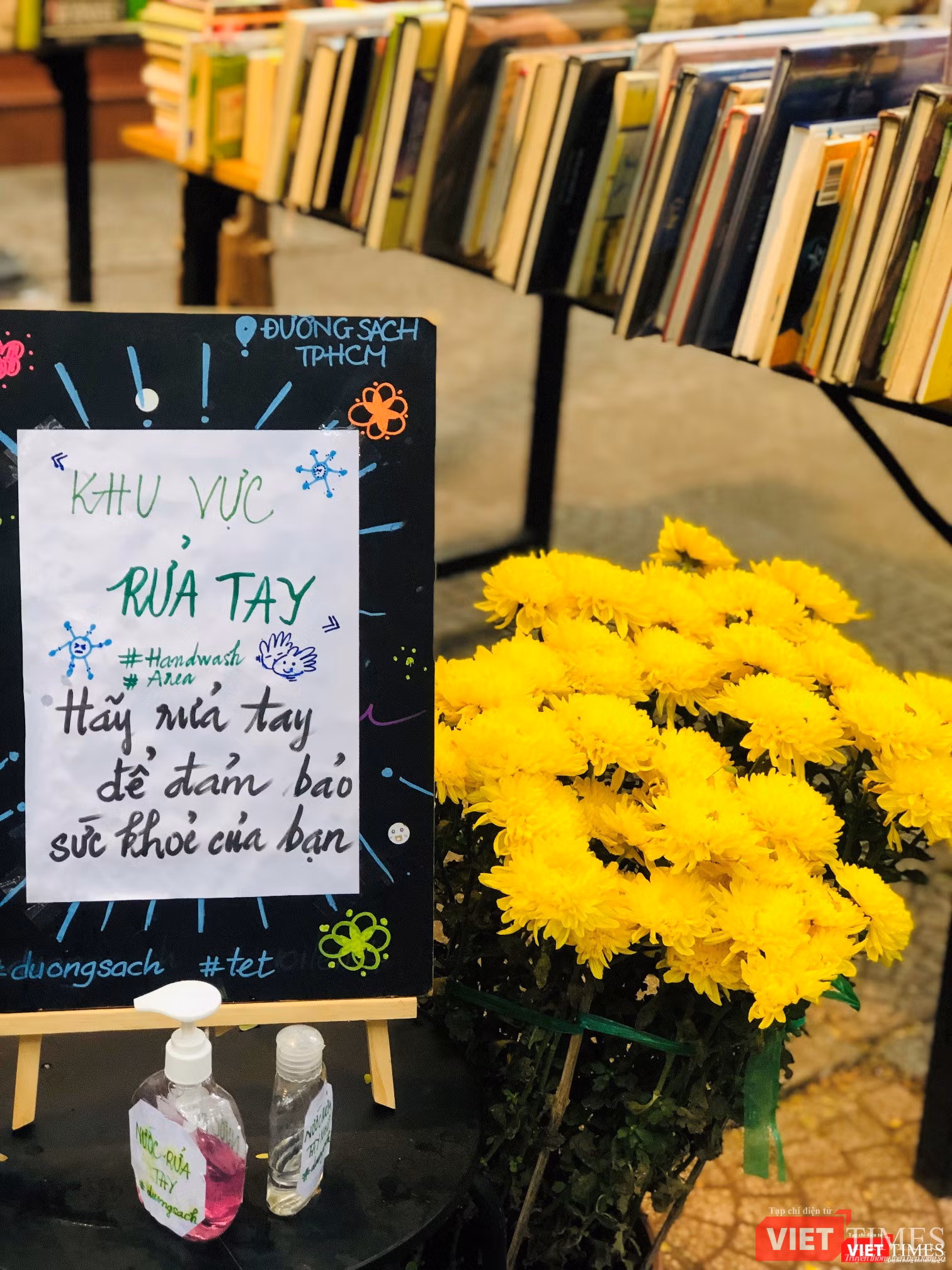 Góc rửa tay sát khuẩn trên Đường sách TP.HCM và khuyến cáo du khách nên rửa tay Góc rửa tay sát khuẩn trên Đường sách TP.HCM và khuyến cáo du khách nên rửa tay