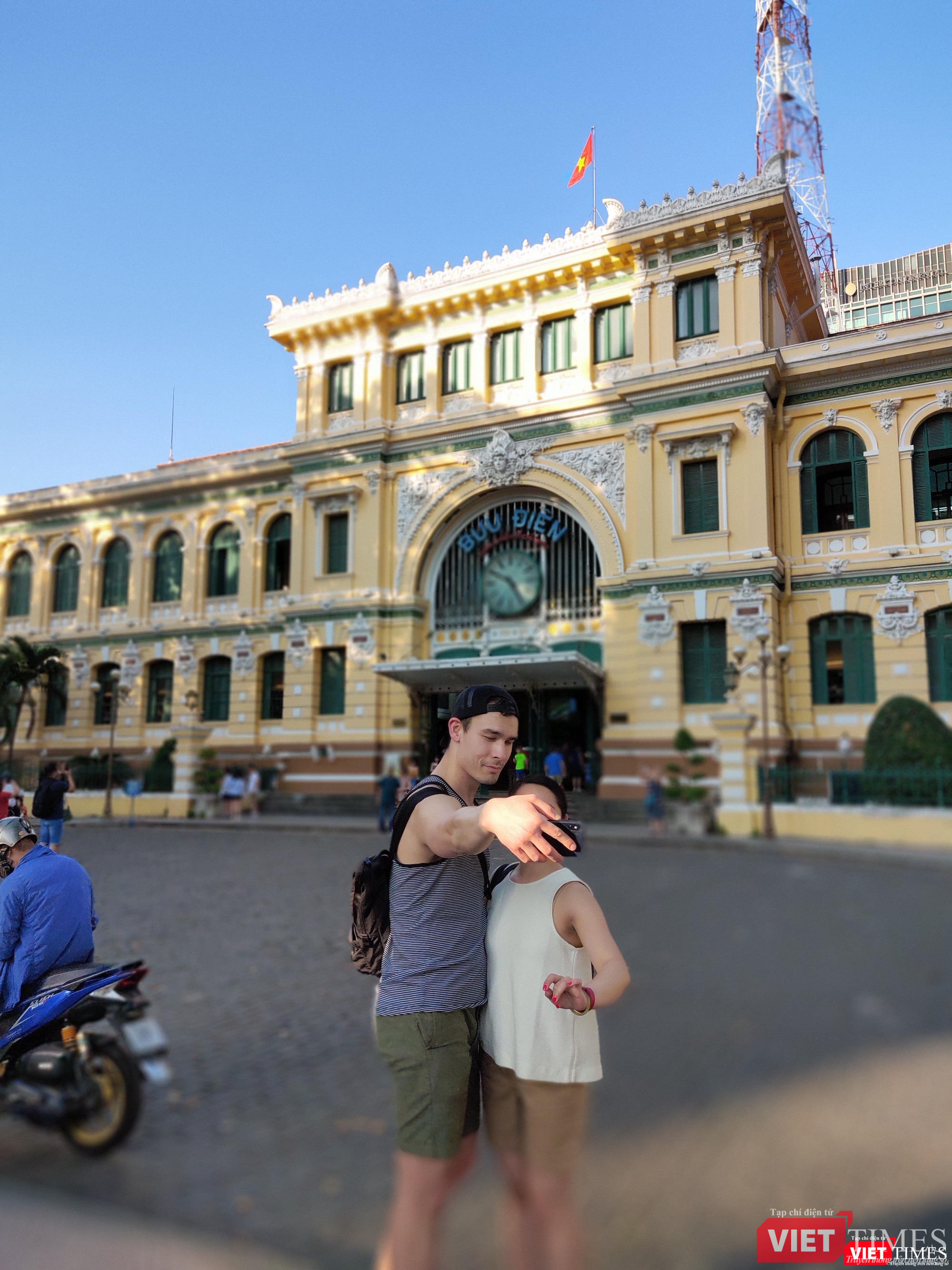 Thoải mái chụp hình vì nghĩ xung quanh không phải đám đông 