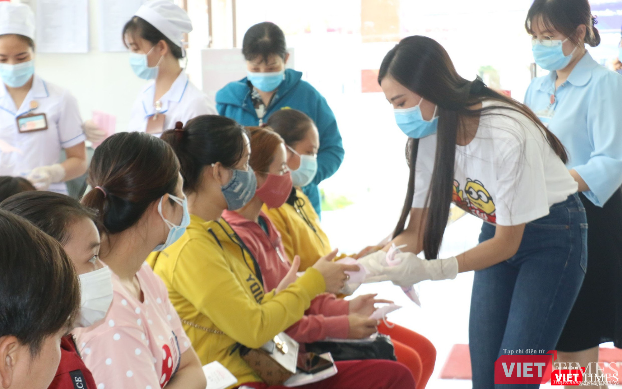 Quan sát thấy tình trạng khan hiếm khẩu trang, Á hậu Kim Duyên đã chung tay phát tặng tới bệnh nhân
