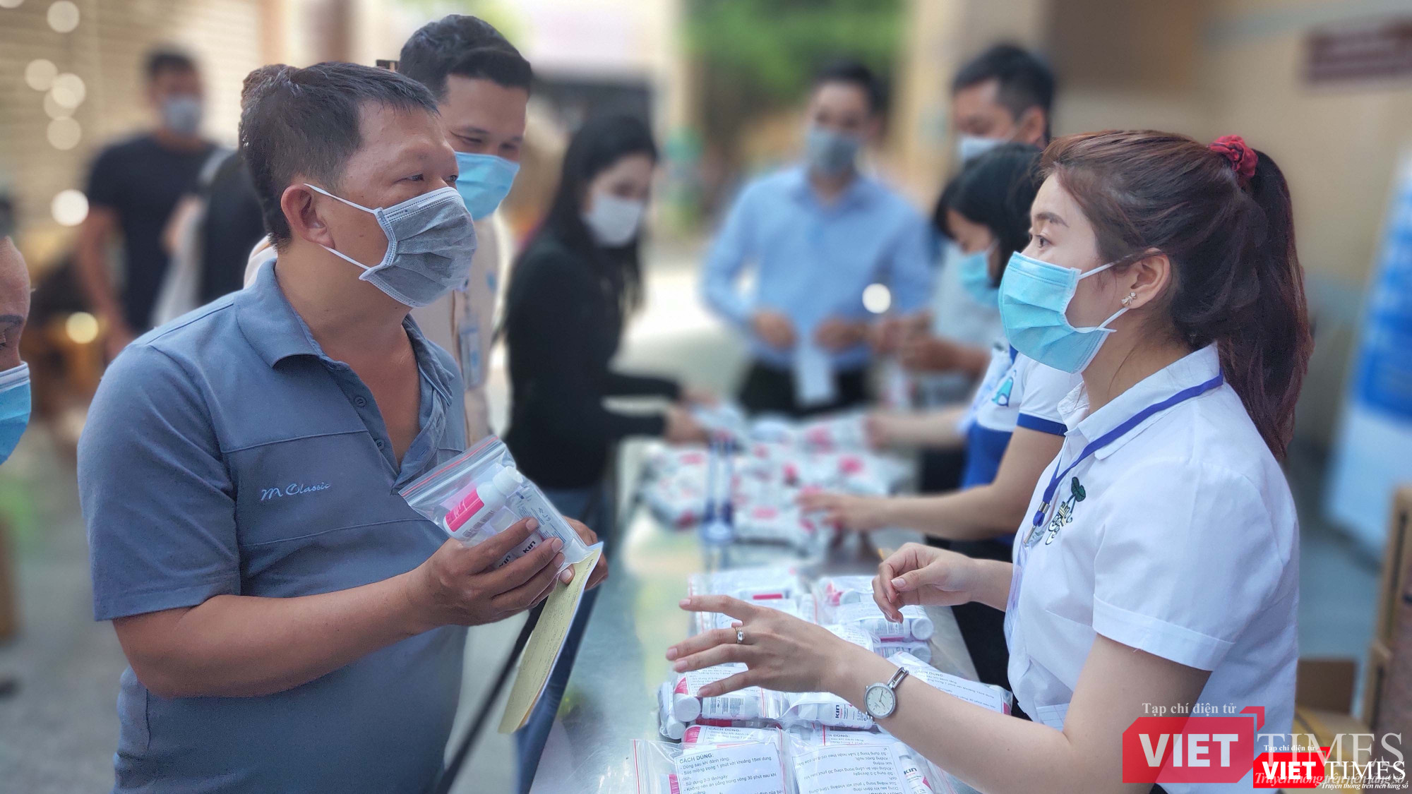 Người nhà nuôi bệnh nhận được quà tặng nước súc miệng, kem đánh răng sát khuẩn 