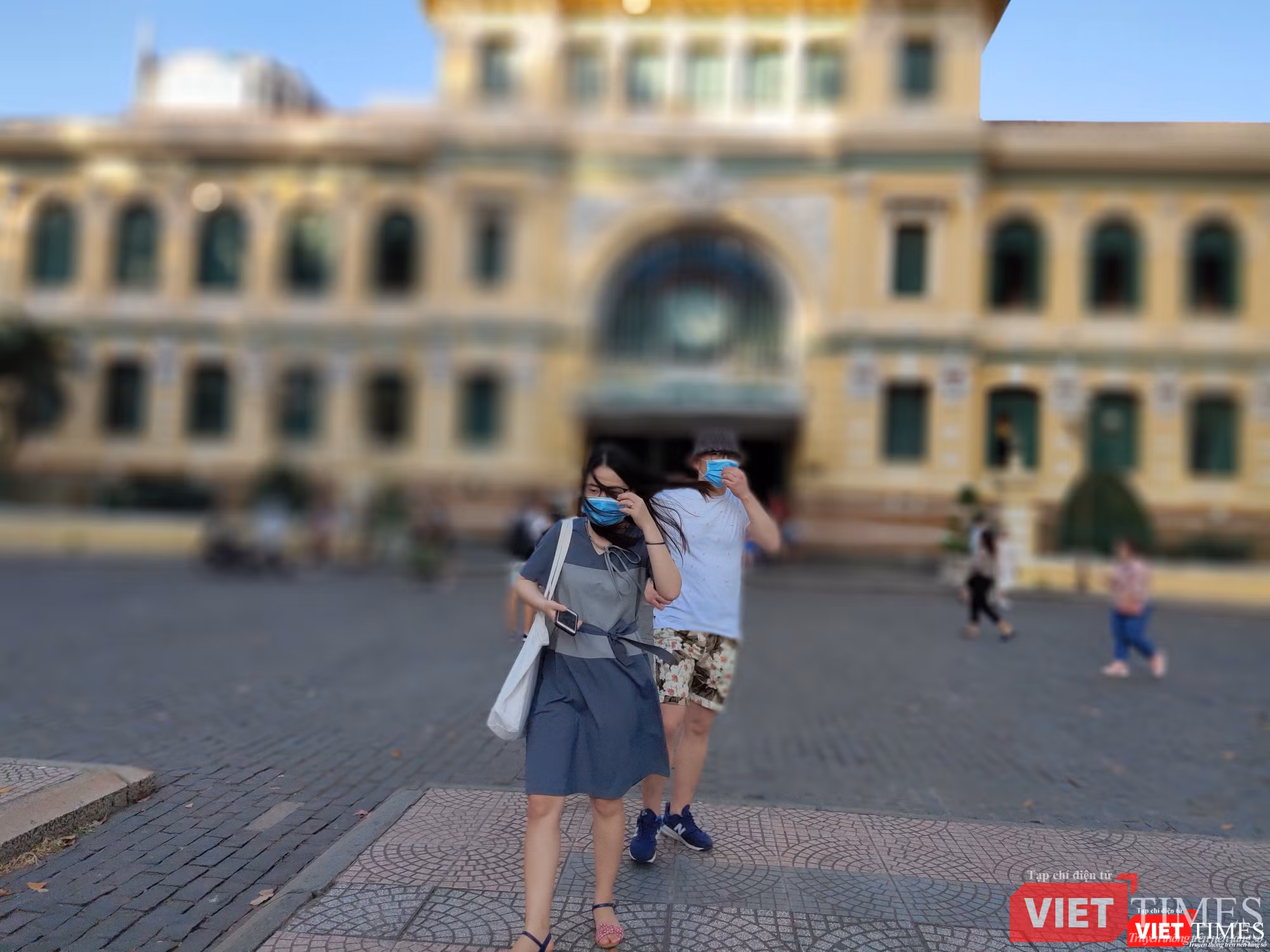 Cặp đôi ít ỏi trong số khách du lịch lựa chọn đeo khẩu trang mùa Valentine (Ảnh và video: Hòa Bình)