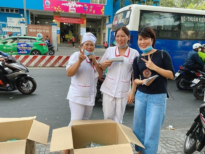 Ca sĩ Pha Lê đi phát khẩu trang miễn phí (Ảnh: Face book nhân vật) Ca sĩ Pha Lê đi phát khẩu trang miễn phí (Ảnh: Face book nhân vật)