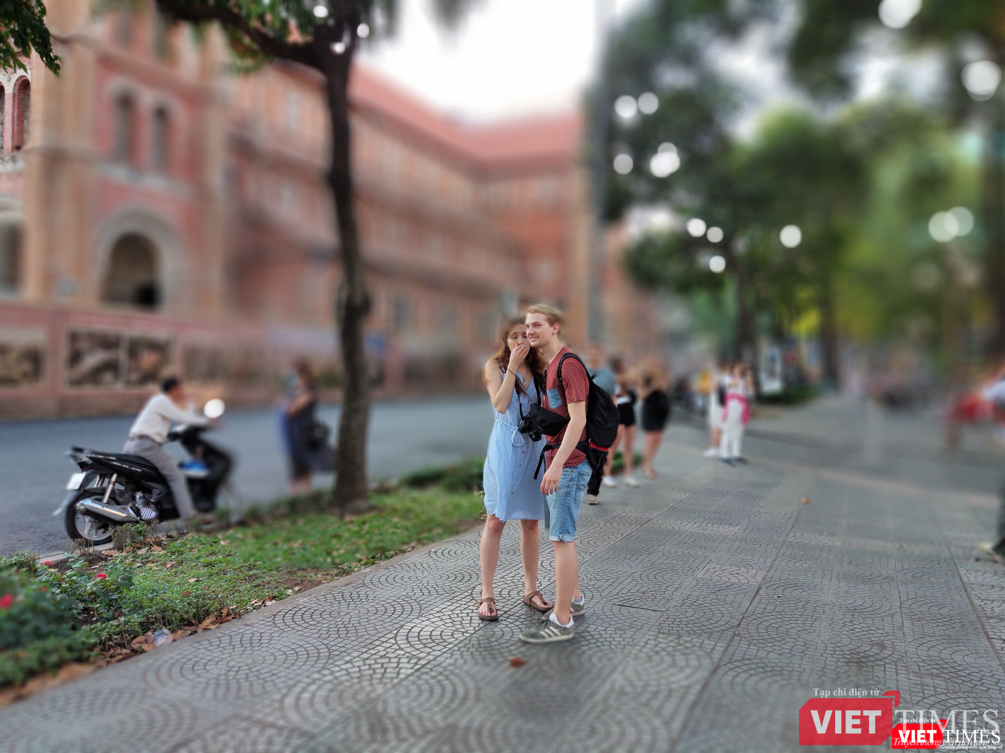 Khách du lịch không đeo khẩu trang đi tìm những góc hình đẹp mùa Valentine ở khu trung tâm 