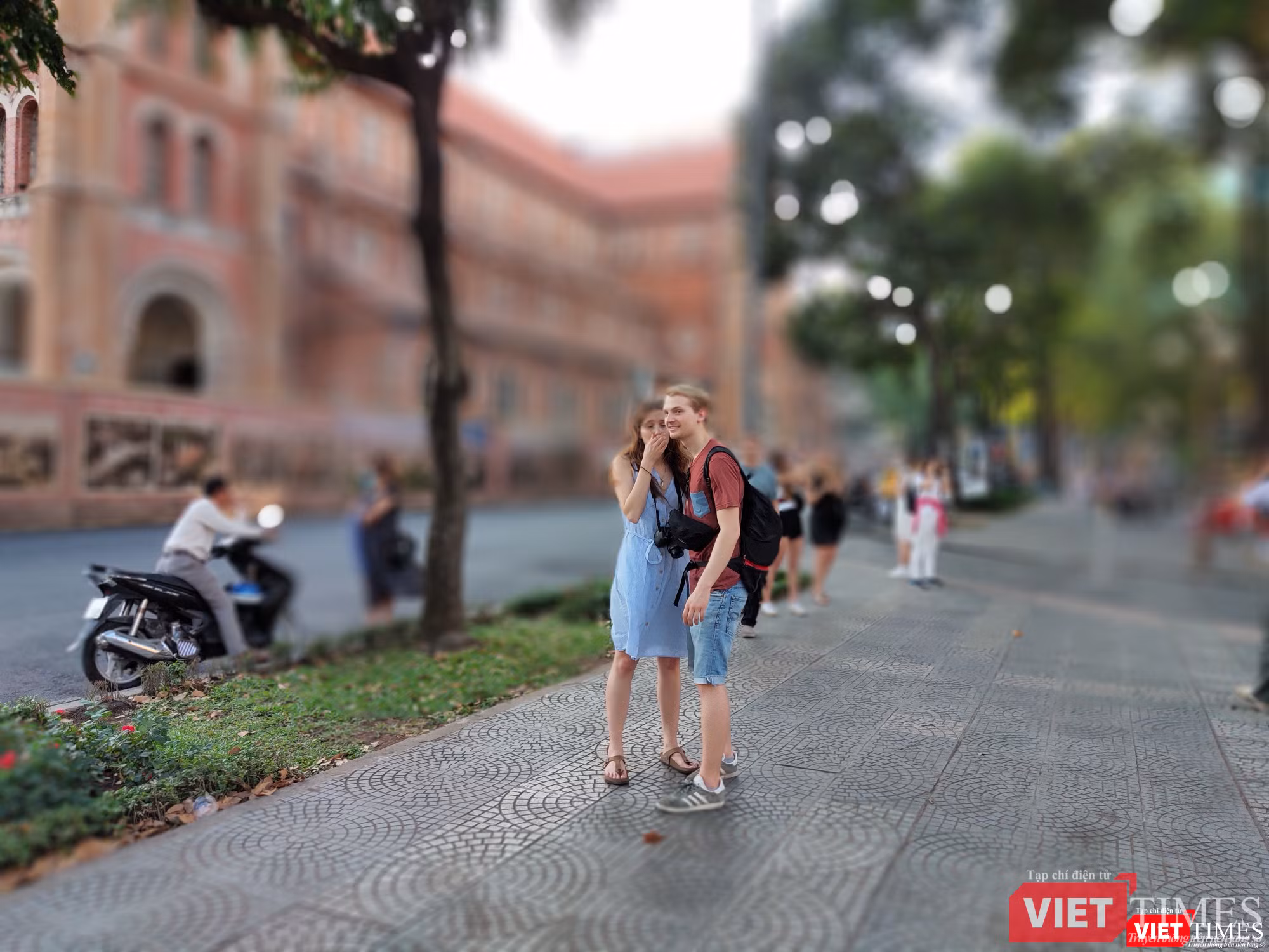 Khách du lịch không đeo khẩu trang đi tìm những góc hình đẹp mùa Valentine ở khu trung tâm 