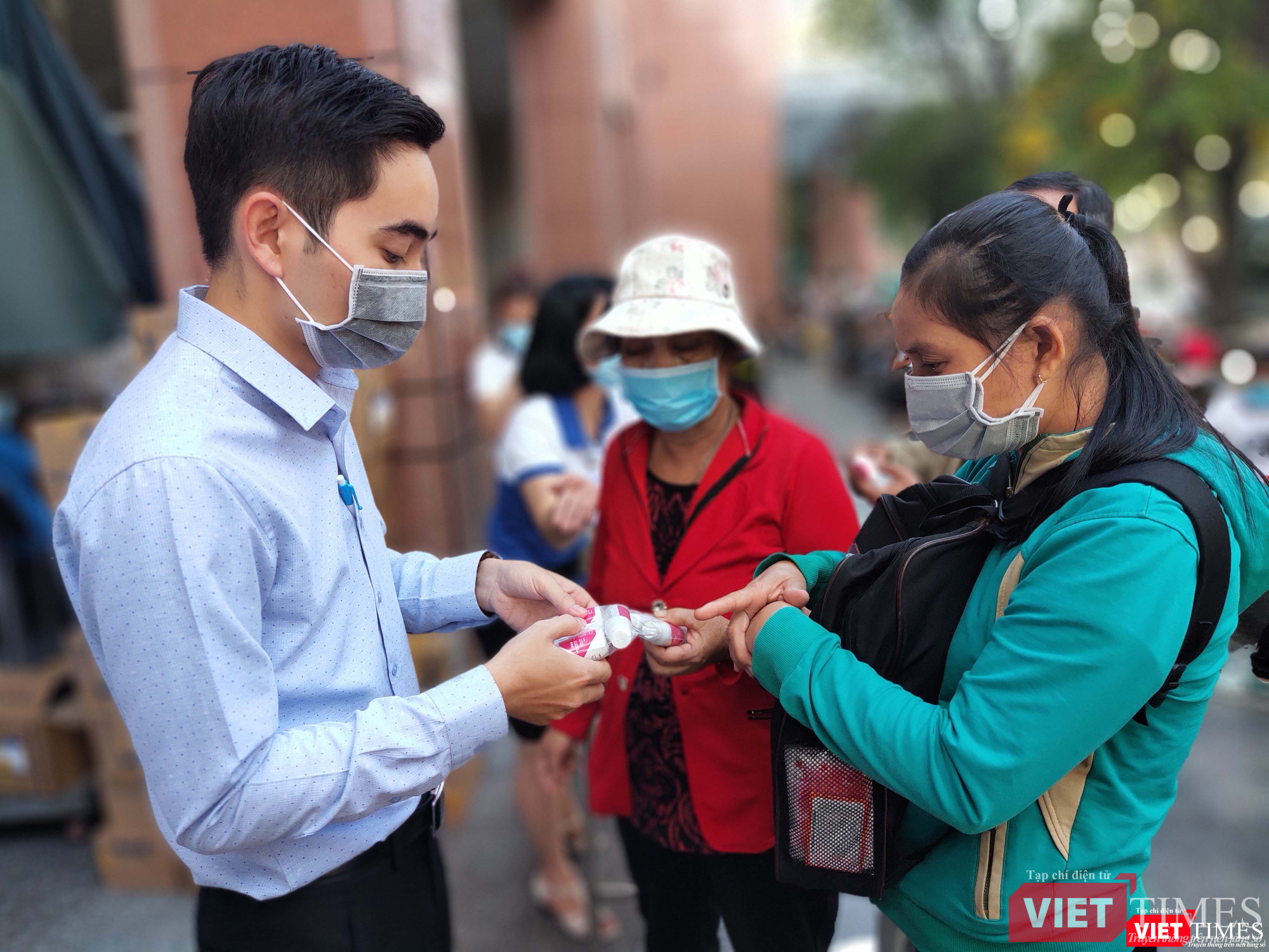 Nhân viên Phòng Công tác xã hội hướng dẫn sử dụng nước súc miệng, kem đánh răng sát khuẩn