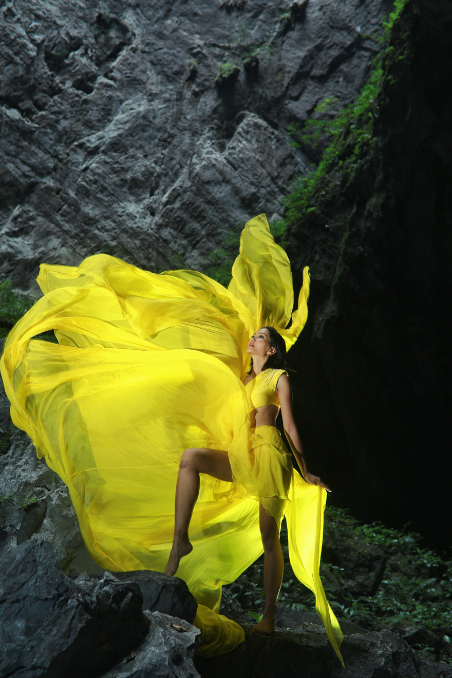 Hoa hậu H' Hen Niê trong trang phục của nhà thiết kế Lê Thanh Hòa