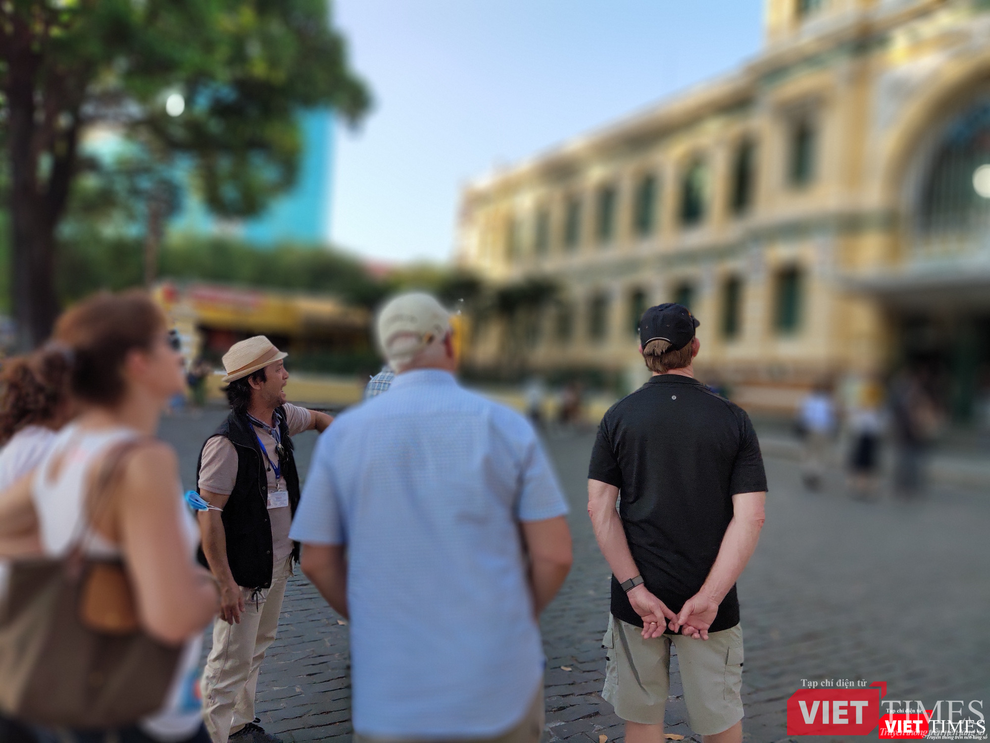 Một hướng dẫn viên khác, cũng không đeo khẩu trang 