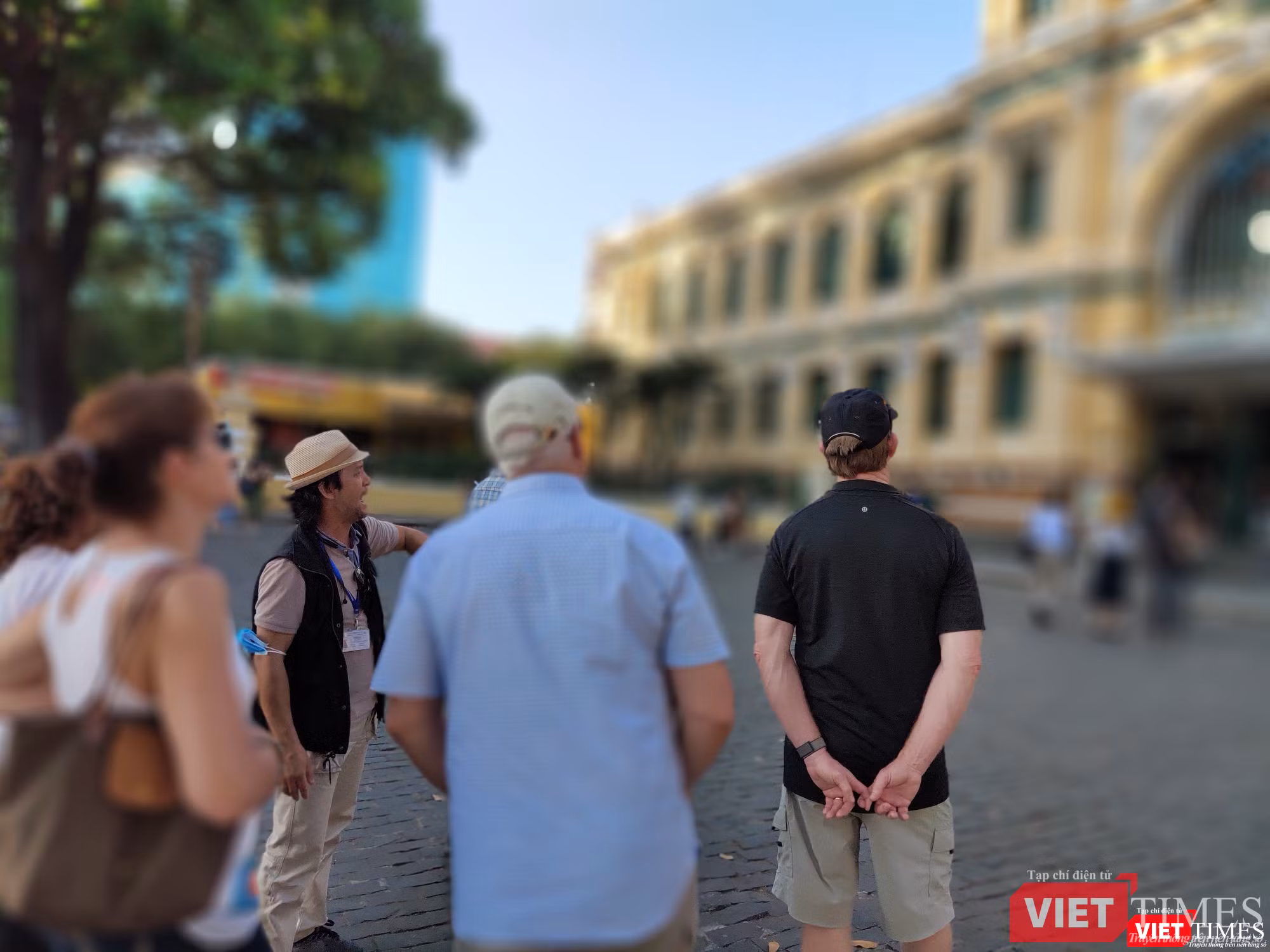 Một hướng dẫn viên khác, cũng không đeo khẩu trang 