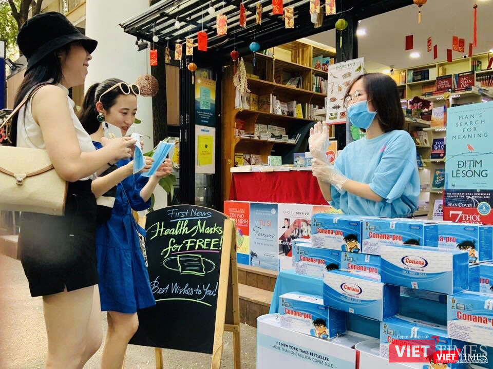 First News Trí Việt tặng 10.000 khẩu trang miễn phí tới du khách trên Đường sách First News Trí Việt tặng 10.000 khẩu trang miễn phí tới du khách trên Đường sách