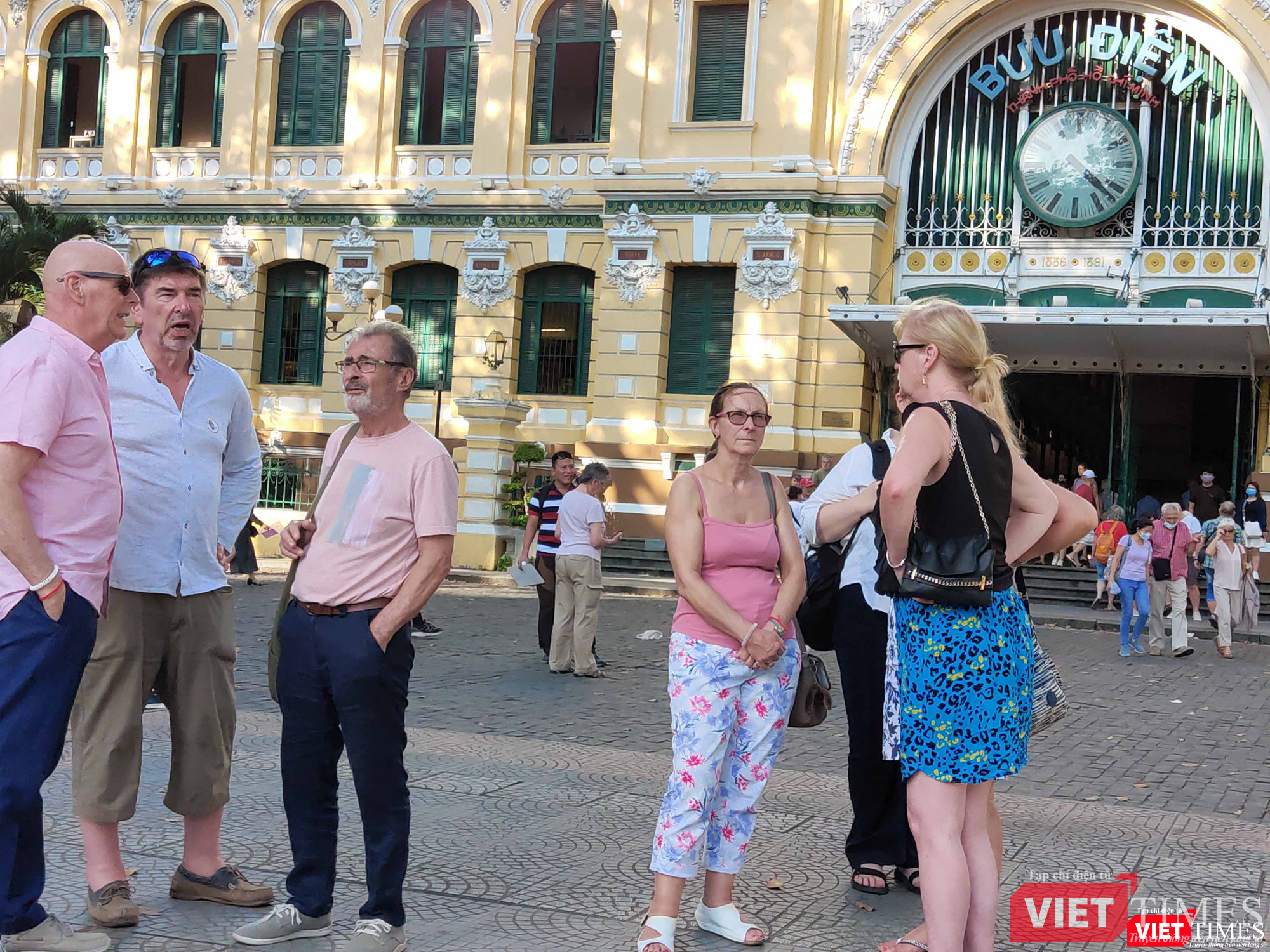 Khách du lịch không đeo khẩu trang đi lại giữa trung tâm thành phố 