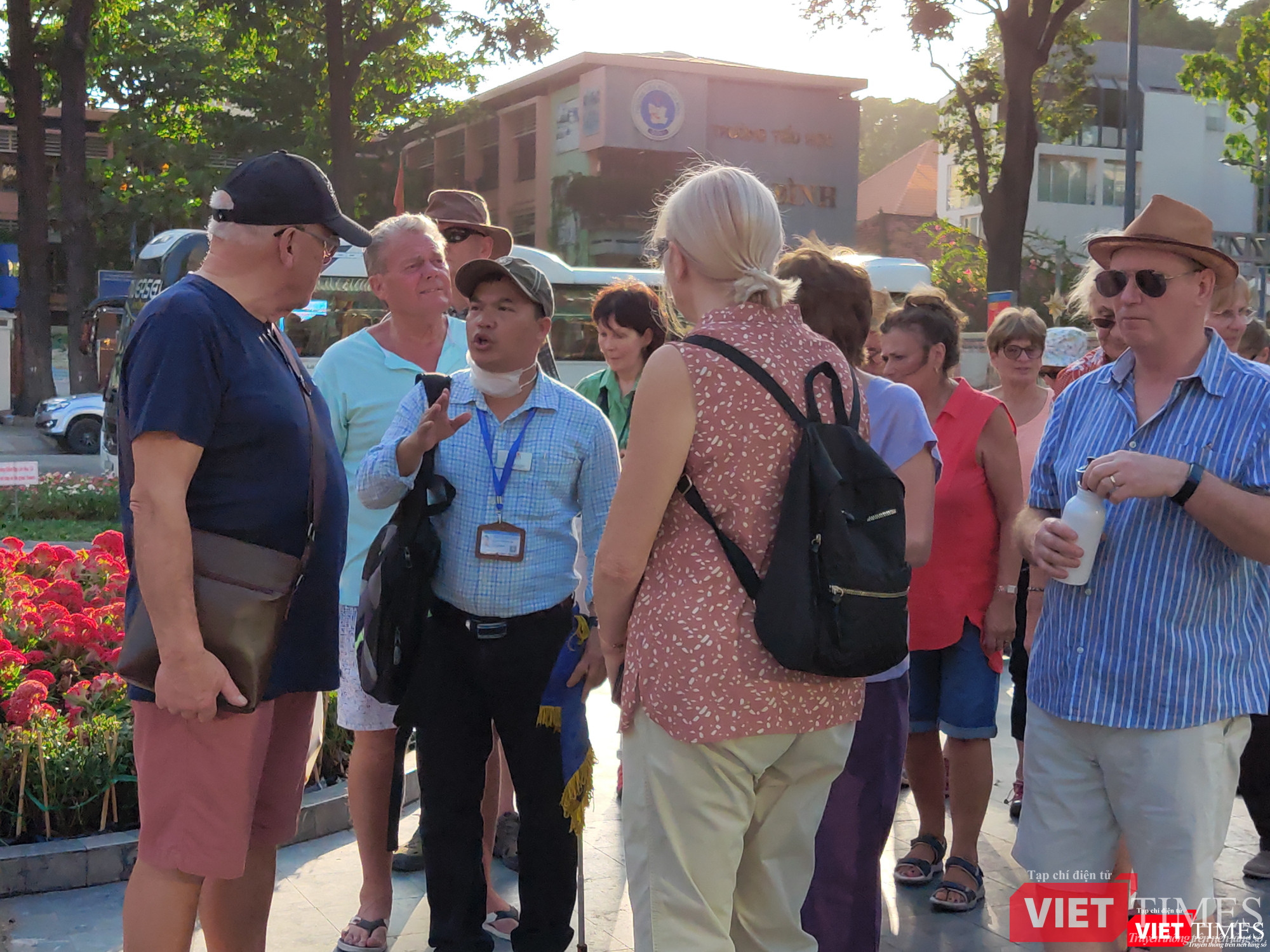 Hướng dẫn viên du lịch không đeo khẩu trang khi tiếp xúc với khách