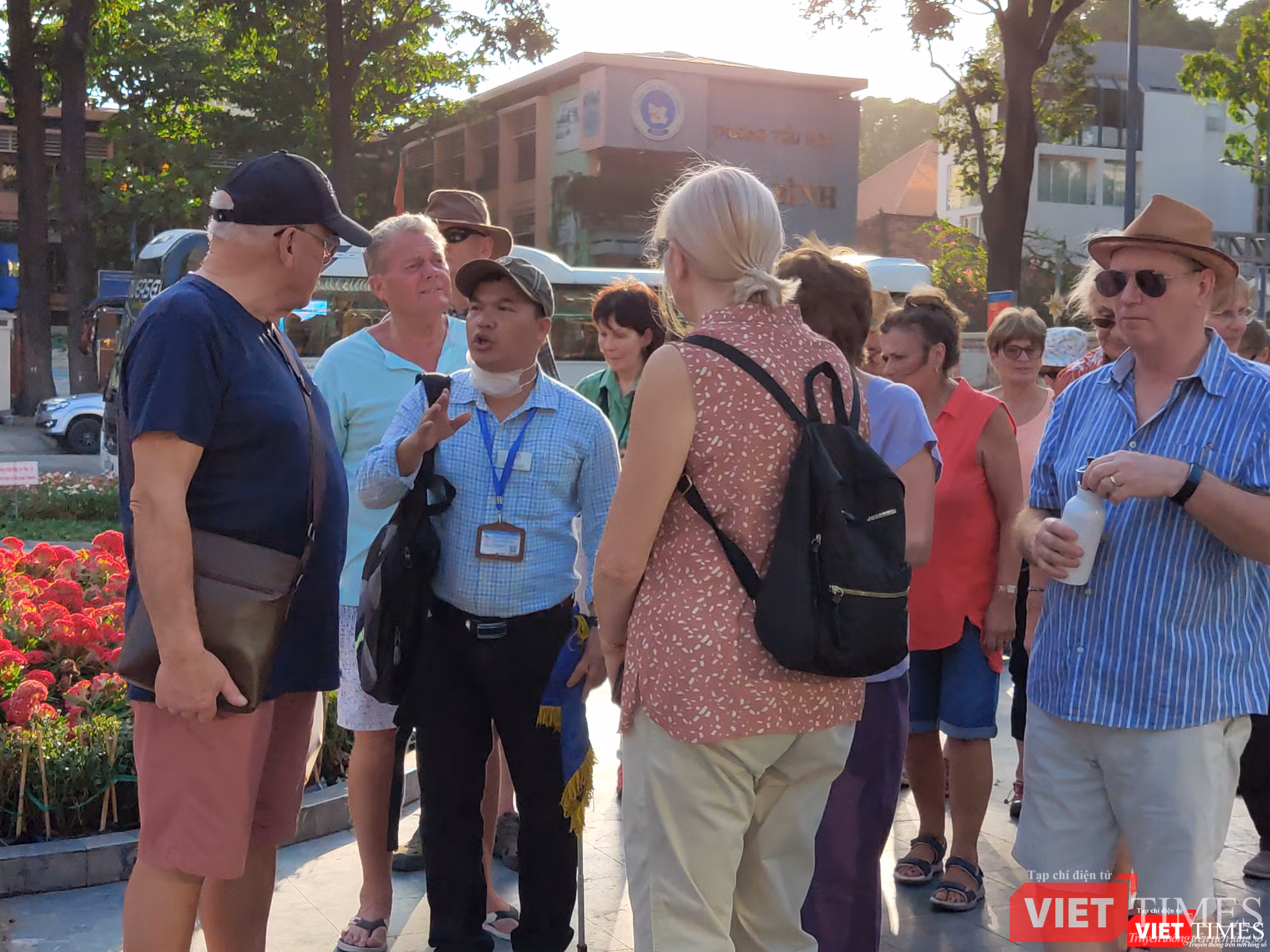 Hướng dẫn viên du lịch không đeo khẩu trang khi tiếp xúc với khách