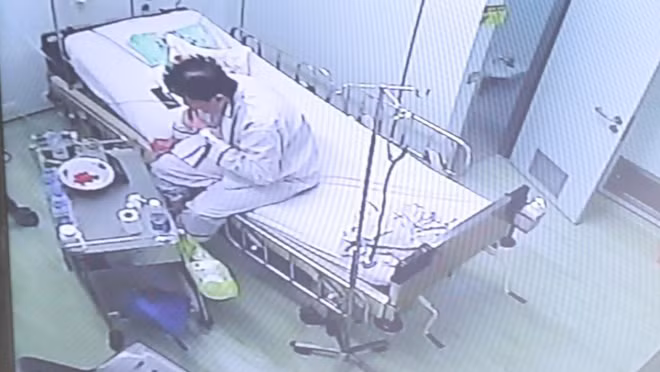 Việt kiều Mỹ Tạ Kiến H trong phòng cách ly tại BV Nhiệt đới - Ảnh chụp từ camera theo dõi