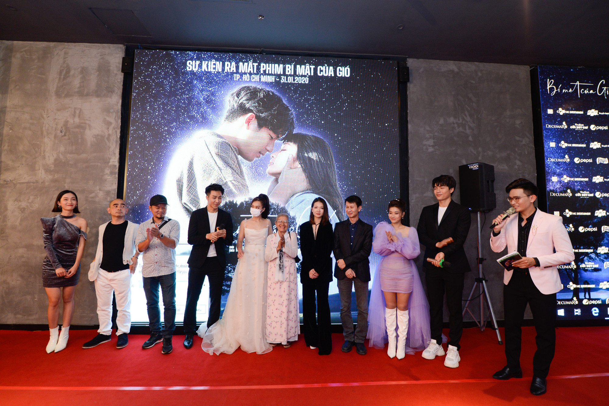 Khả Ngân đeo khẩu trang suốt màn giao lưu với khán giả. Nguồn ảnh: Đoàn phim cung cấp. Khả Ngân đeo khẩu trang suốt màn giao lưu với khán giả