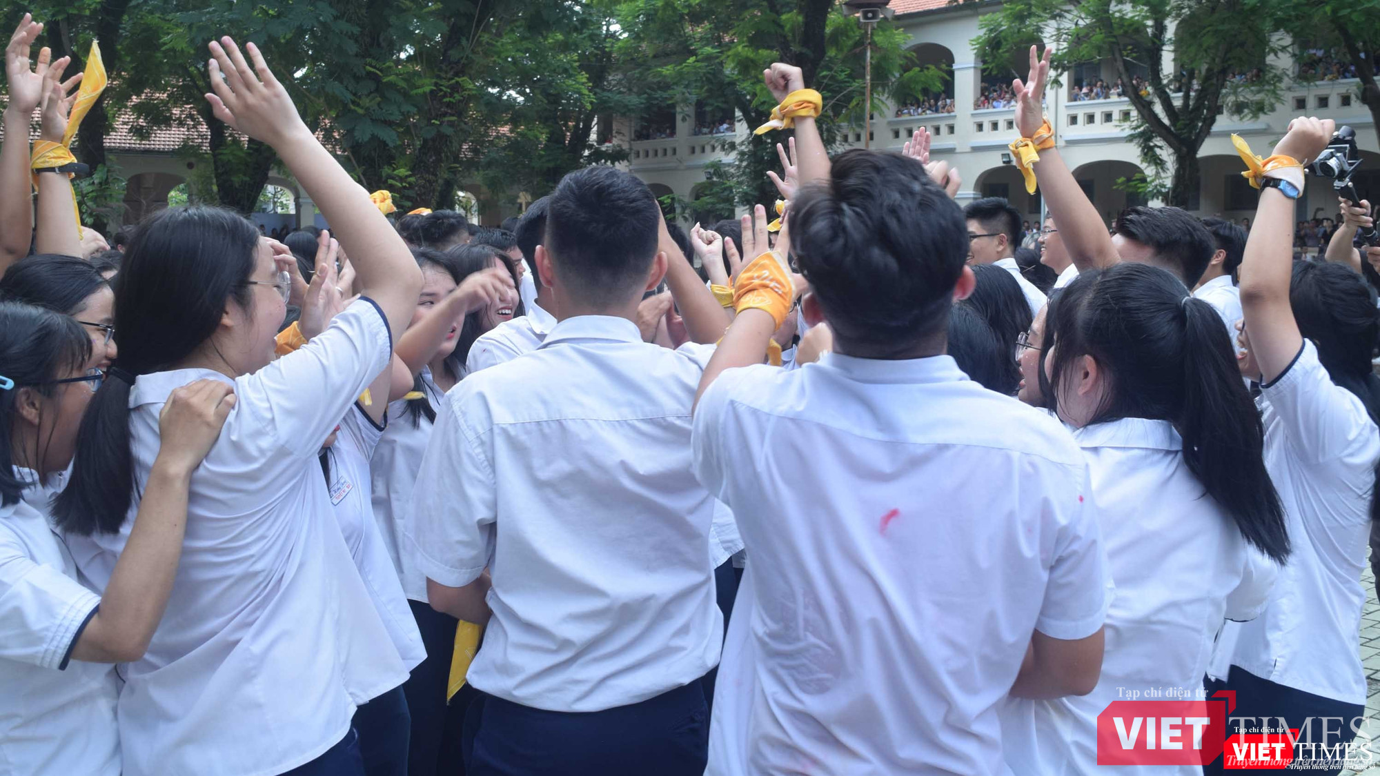 Tiếp xúc trực tiếp là đặc thù của học sinh, nếu hạn chế toàn bộ hoạt động tập thể, học sinh đi học chỉ ngồi yên trong lớp, đeo khẩu trang, tránh tiếp xúc với bạn học? 