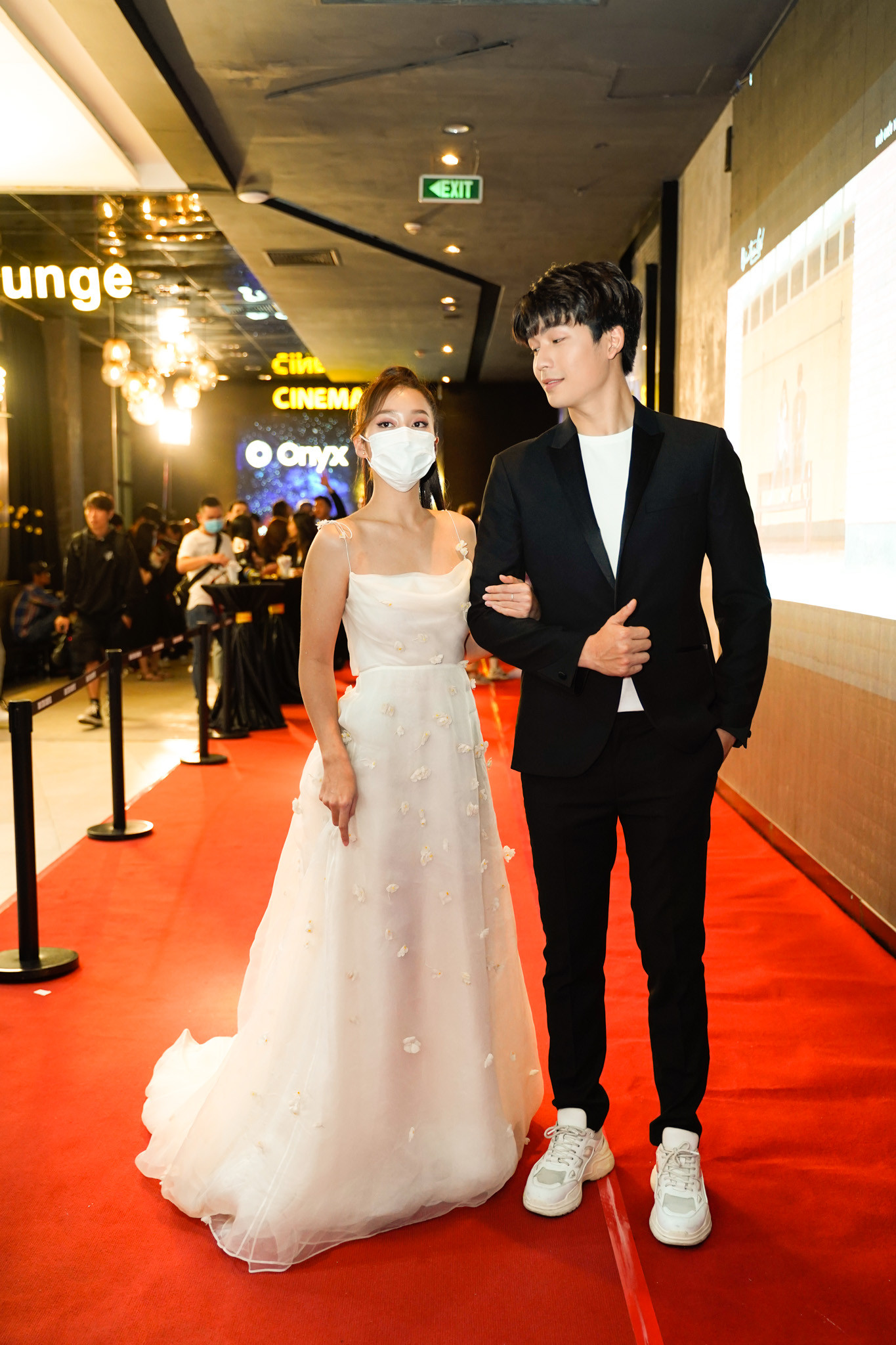 Khả Ngân đeo khẩu trang đến dự sự kiện, sánh vai bên nam diễn viên đẹp trai Quốc Anh. Nguồn ảnh: Đoàn phim cung cấp. Khả Ngân đeo khẩu trang đến dự sự kiện, sánh vai bên nam diễn viên đẹp trai Quốc Anh
