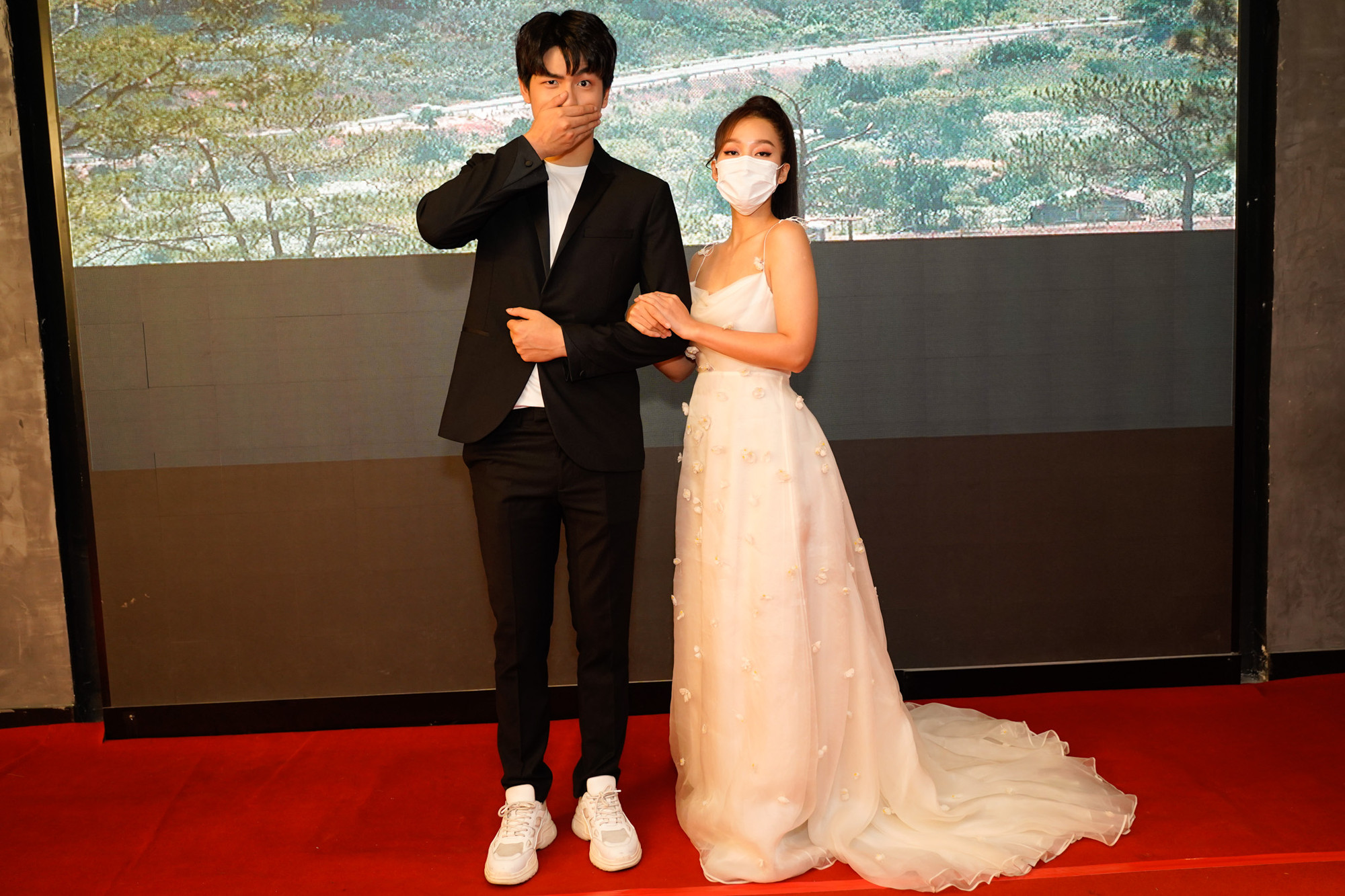 Quốc Anh tạo dáng vui nhộn bên Khả Ngân. Nguồn ảnh: Đoàn phim cung cấp. Quốc Anh tạo dáng vui nhộn bên Khả Ngân