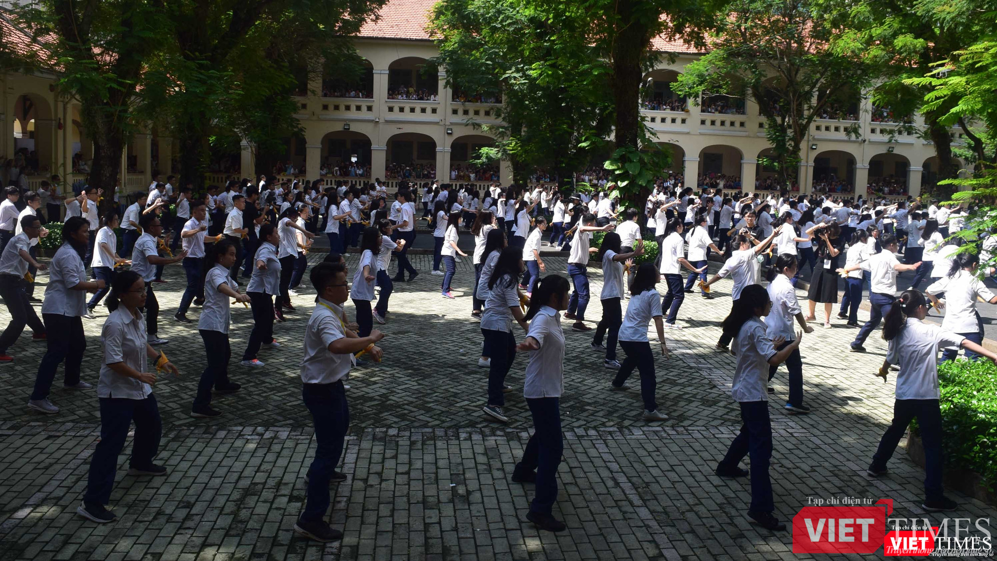Học sinh Trường THPT Chuyên Lê Hồng Phong tham gia hoạt động tập thể hồi chưa có dịch bệnh (Ảnh: Hòa Bình)