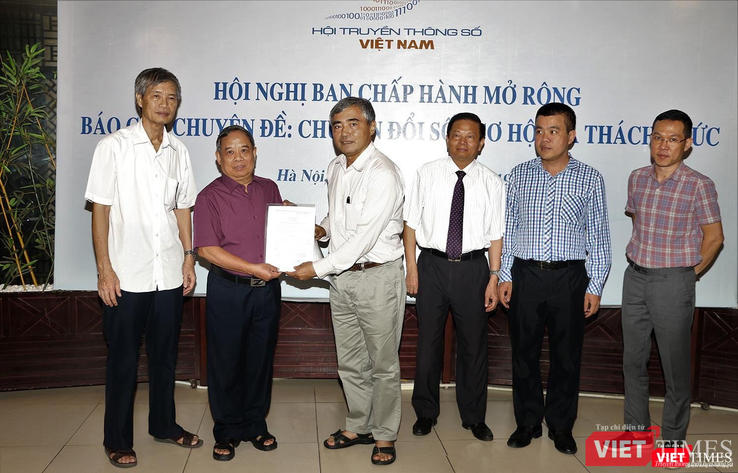 Chủ tịch VDCA trao quyết định Hội viên cá nhân cho ông Nguyễn Đình Hòa Chủ tịch VDCA trao quyết định Hội viên cá nhân cho ông Nguyễn Đình Hòa