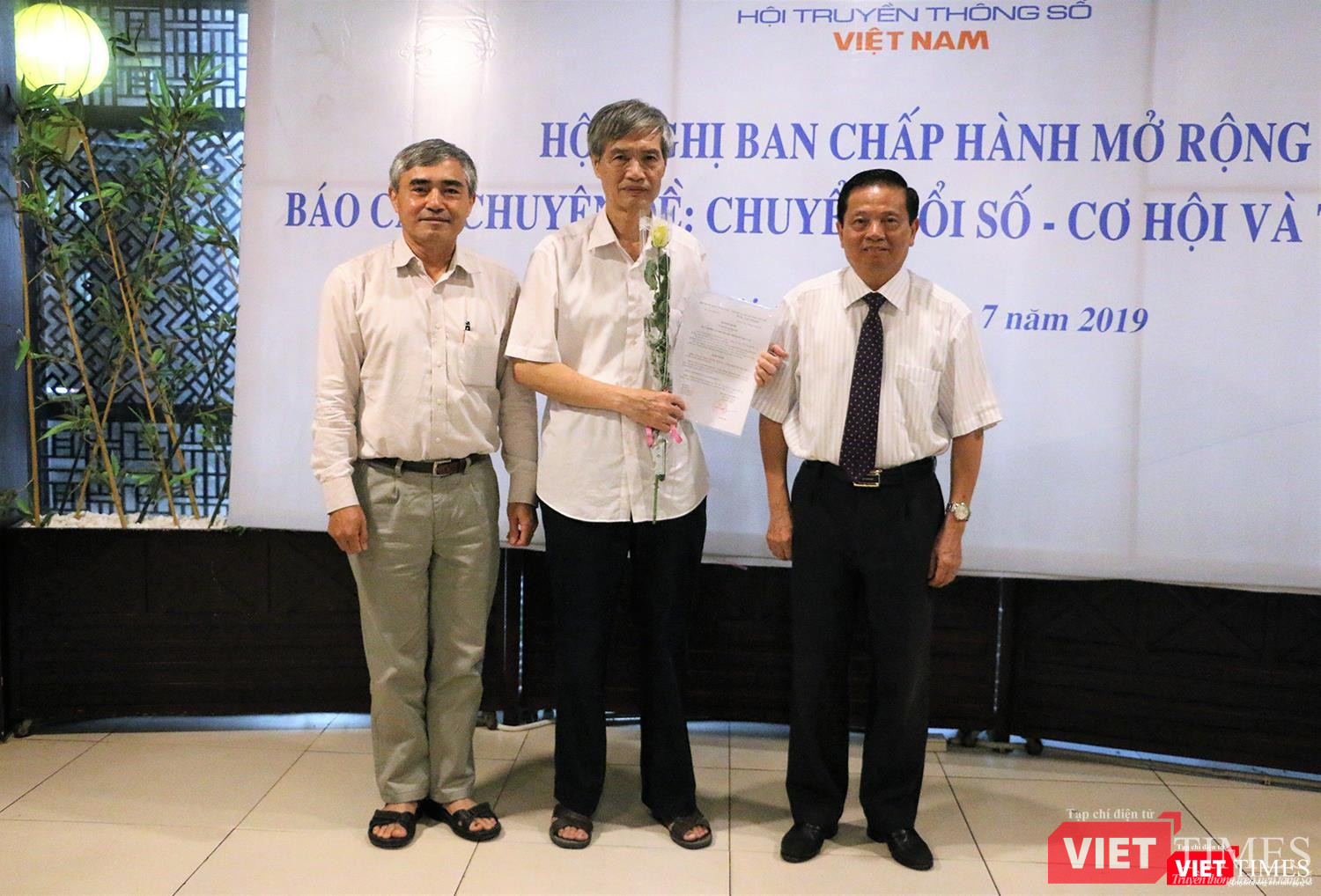 ông Nguyễn Văn Tuyên - Công ty Cổ phần Xuất bản - Truyền thông Việt Nam nhận quyết định chứng nhận Hội viên ông Nguyễn Văn Tuyên - Công ty Cổ phần Xuất bản - Truyền thông Việt Nam nhận quyết định chứng nhận Hội viên