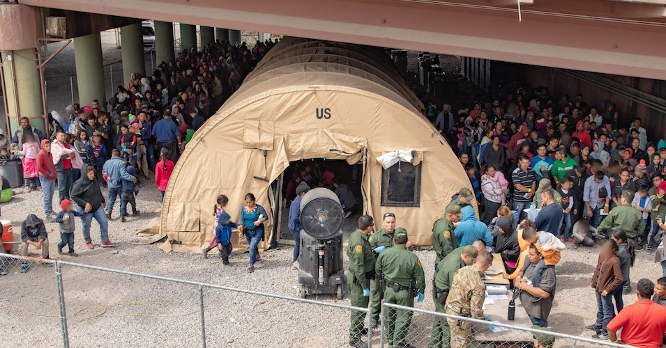 Lực lượng tuần biên Hoa Kỳ tại một trung tâm xử lý người di cư ở El Paso, Texas (ảnh: Getty Images)