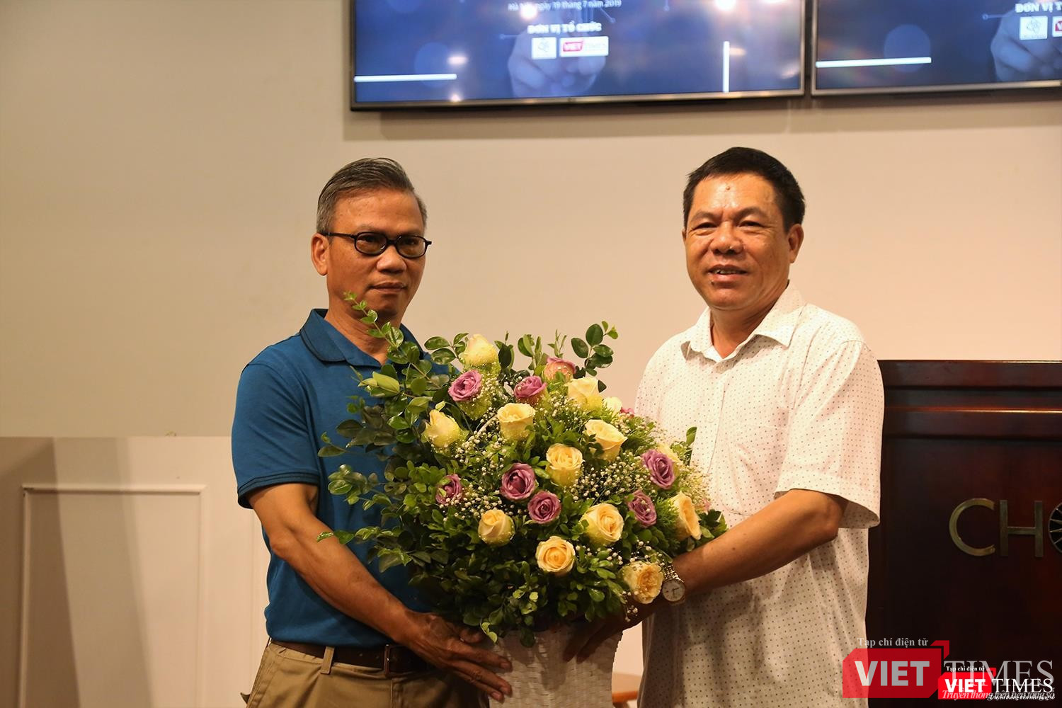 GS.TS Nguyễn Hữu Liêm nhận hoa chúc mừng từ Tổng thư ký Hội truyền thông số Việt Nam, Phó Tổng biên tập Tạp chí Điện tử VietTimes Lê Đức Sảo GS.TS Nguyễn Hữu Liêm nhận hoa chúc mừng từ Tổng thư ký Hội truyền thông số Việt Nam, Phó Tổng biên tập Tạp chí Điện tử VietTimes Lê Đức Sảo