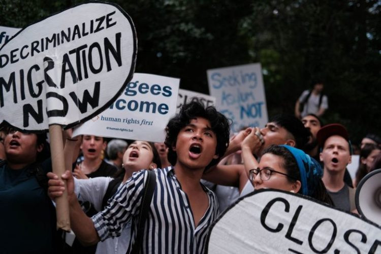 Hàng trăm người tập trung trước căn hộ của Thượng nghị sỹ Chuck Schummer ở Brooklyn để phản đối các trại giam giữ người di cư (ảnh: AFP)