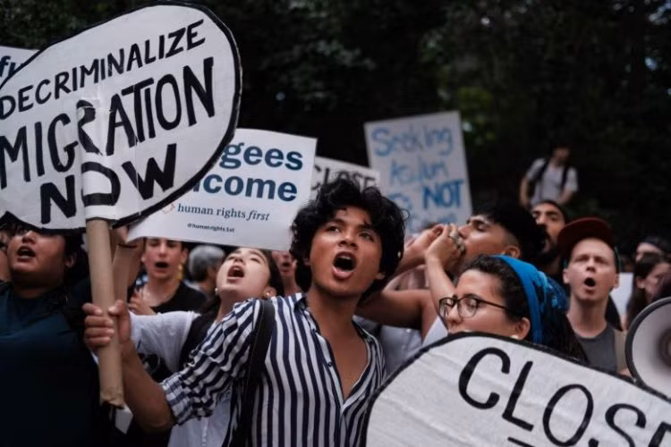 Hàng trăm người tập trung trước căn hộ của Thượng nghị sỹ Chuck Schummer ở Brooklyn để phản đối các trại giam giữ người di cư (ảnh: AFP)