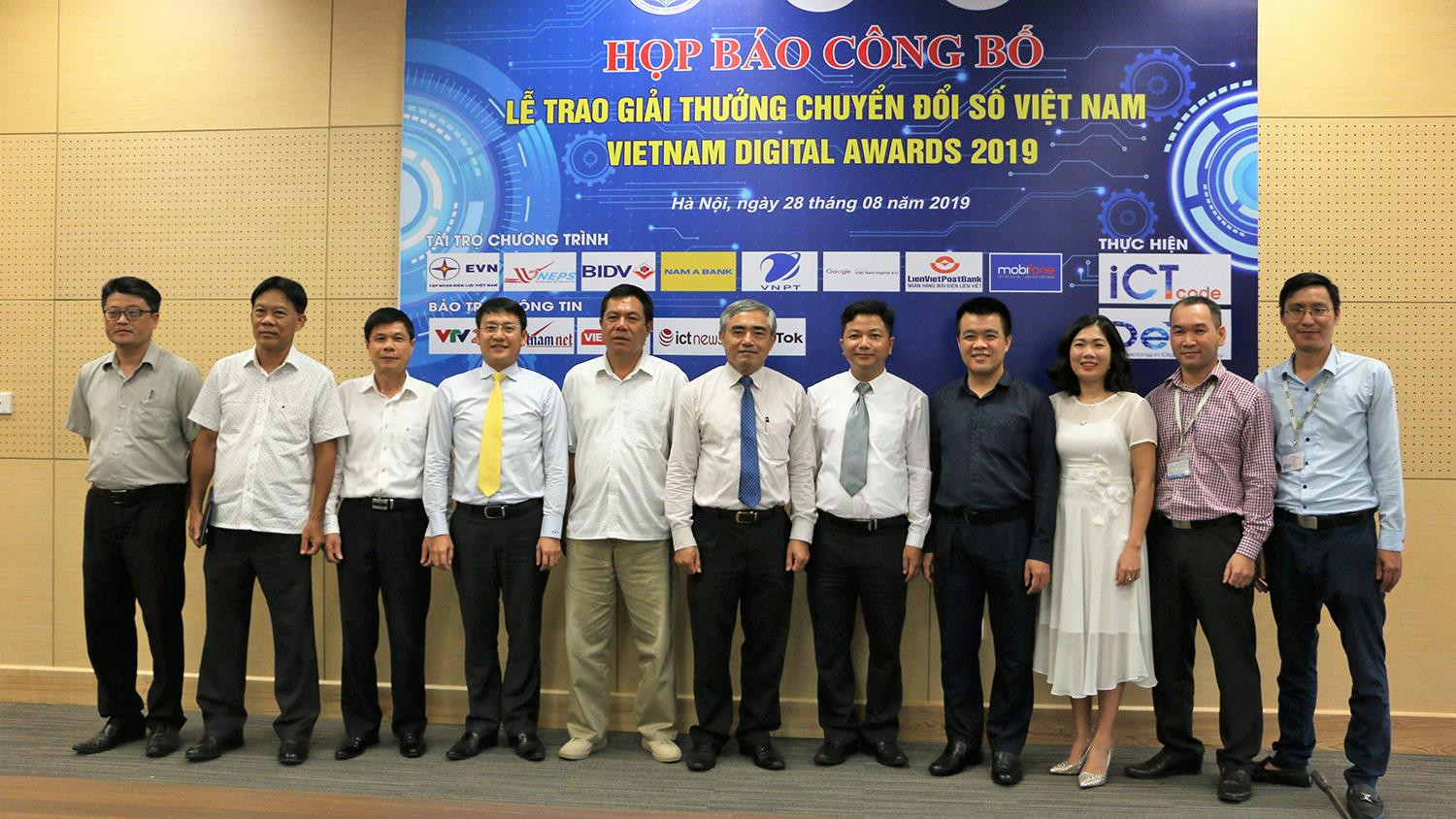 Các thành viên Ban tổ chức giải thưởng VDA 2019