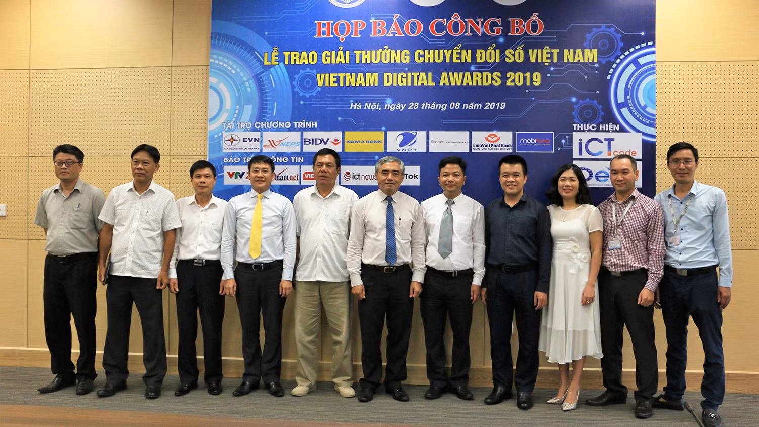 Các thành viên Ban tổ chức giải thưởng VDA 2019