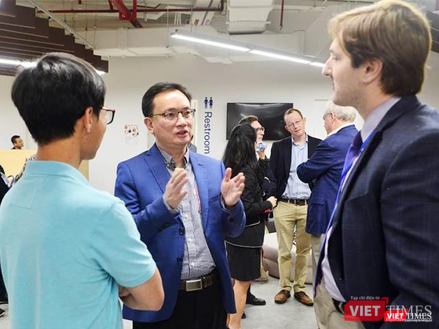 Christopher Nguyễn trao đổi về AI cùng Tiến sỹ Lê Viết Quốc và các đồng nghiệp tại TP.HCM. Christopher Nguyễn trao đổi về AI cùng Tiến sỹ Lê Viết Quốc và các đồng nghiệp tại TP.HCM.