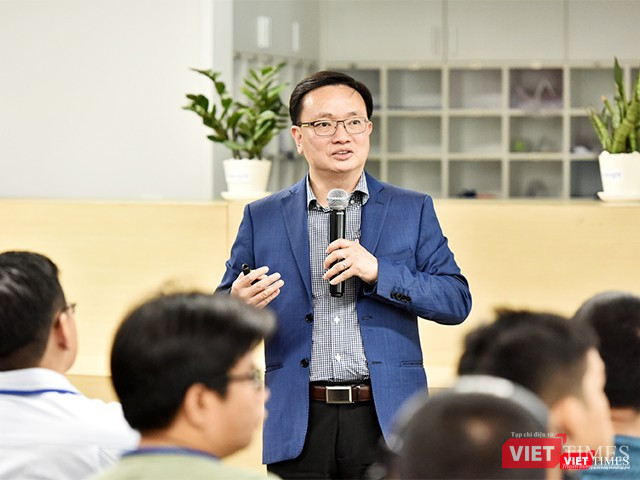 Christopher Nguyễn trao đổi với các bạn trẻ Việt Nam về tương lai của Trí tuệ nhân tạo (AI) vào tháng 3/2019 tại TP.HCM. Christopher Nguyễn trao đổi với các bạn trẻ Việt Nam về tương lai của Trí tuệ nhân tạo (AI) vào tháng 3/2019 tại TP.HCM.