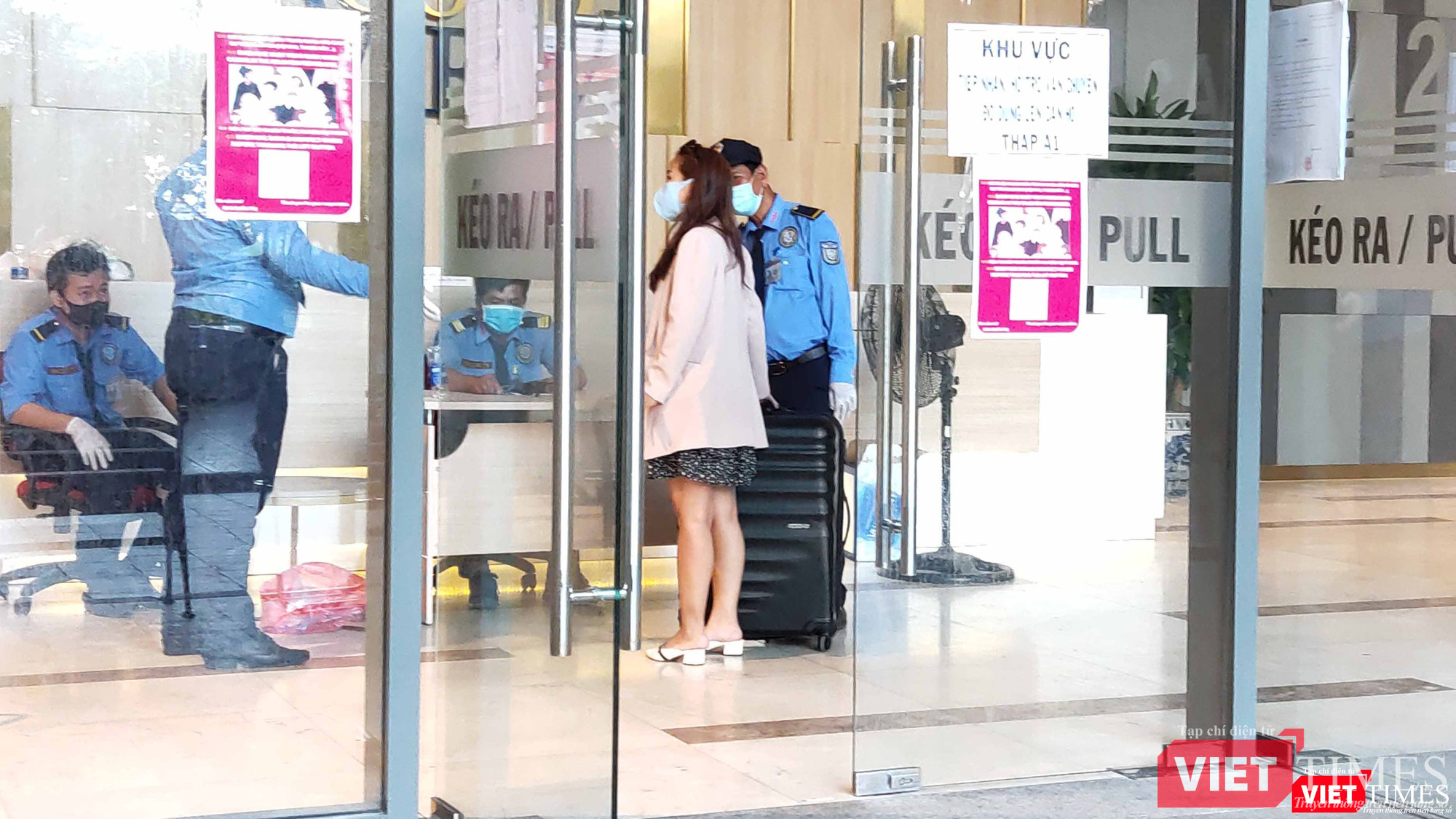 Cư dân trong tòa Tháp A1 được khuyến cáo không nên ra khỏi nhà và luôn đeo khẩu trang ngay cả khi bước ra hành lang tòa nhà Cư dân trong tòa Tháp A1 được khuyến cáo không nên ra khỏi nhà và luôn đeo khẩu trang ngay cả khi bước ra hành lang tòa nhà