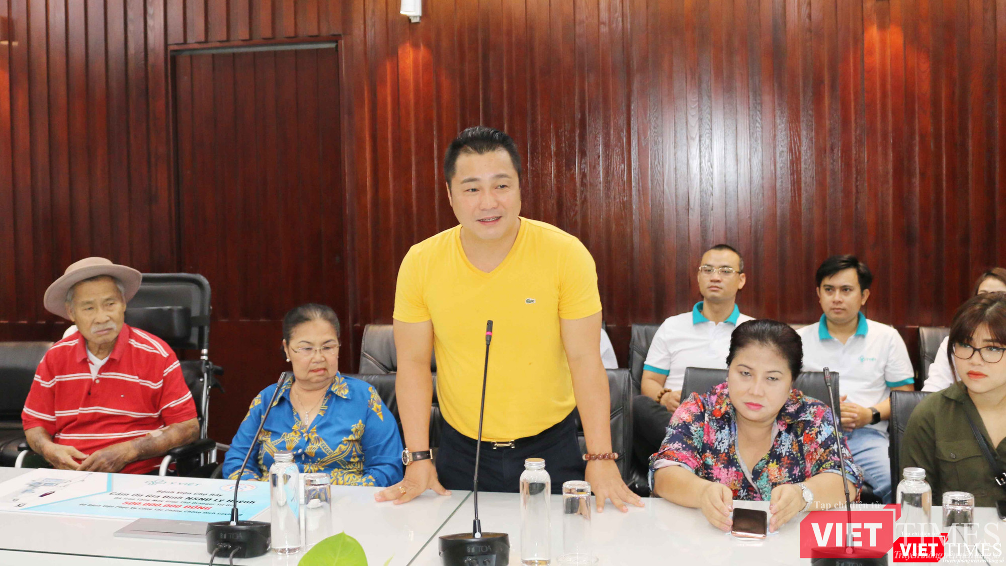 Diễn viên Lý Hùng thay mặt gia đình phát biểu trong buổi trao tặng 