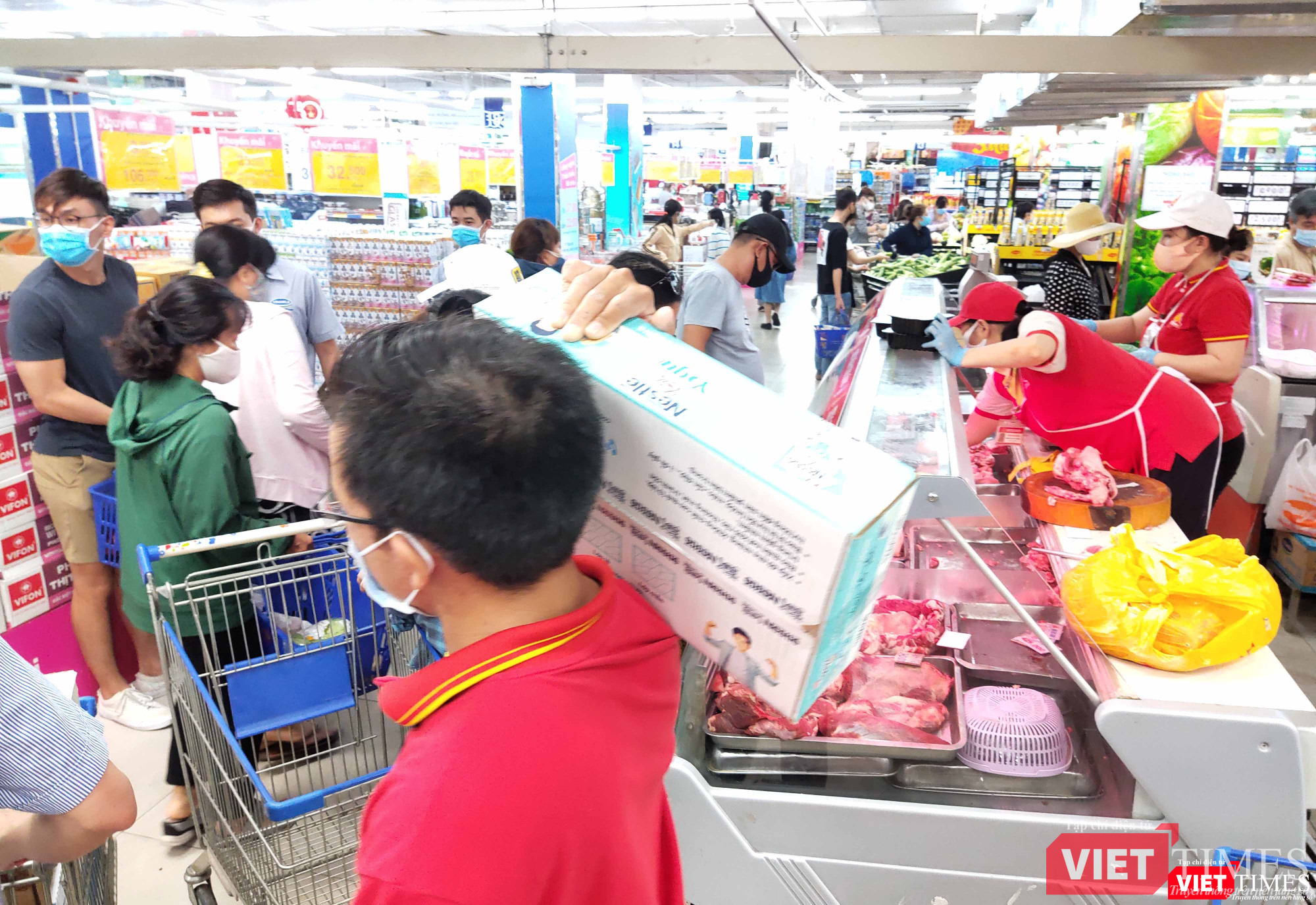 Người đi mua hàng chen nhau qua lại trong các siêu thị lớn