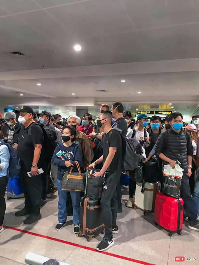 Hàng người chờ nhập cảnh vào Việt Nam tại sân bay Tân Sơn Nhất hôm 15/3 (Ảnh nhân vật gửi tới VietTimes) 