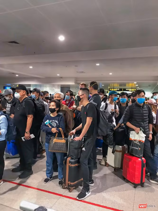 Hàng người chờ nhập cảnh vào Việt Nam tại sân bay Tân Sơn Nhất hôm 15/3 (Ảnh nhân vật cung cấp) Hàng người chờ nhập cảnh vào Việt Nam tại sân bay Tân Sơn Nhất hôm 15/3 (Ảnh nhân vật gửi tới VietTimes)