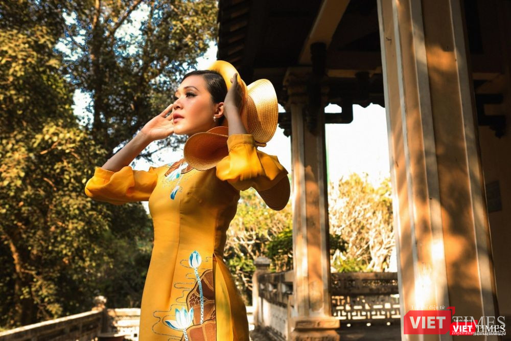 Diễn viên điện ảnh Đinh Y Nhung trong áo dài Việt Hùng đẹp lộng lẫy sắc xuân Diễn viên điện ảnh Đinh Y Nhung trong áo dài Việt Hùng đẹp lộng lẫy sắc xuân