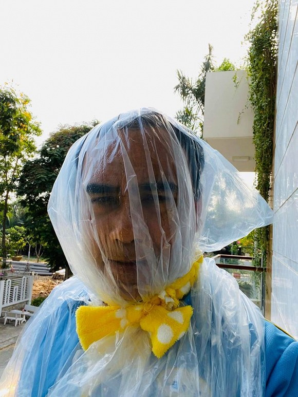 MC Quyền Linh với trang phục chống COVID-19