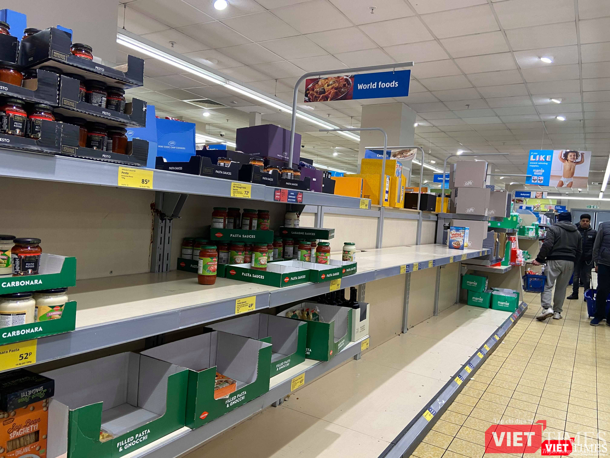 Nhiều quầy hàng tại các siêu thị ở Anh trống trơn nếu đi mua vào cuối ngày (Ảnh: NVCC) 