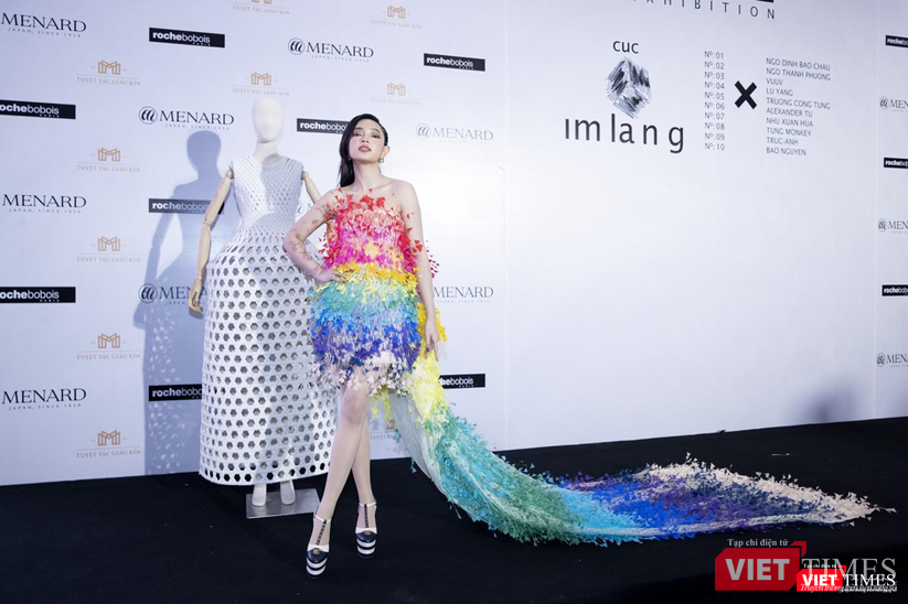 Fashionista Châu Bùi tại triển lãm "Cục im lặng" của NTK Nguyễn Công Trí hồi cuối năm 2019, trước khi dịch bệnh xảy ra Fashionista Châu Bùi tại triển lãm