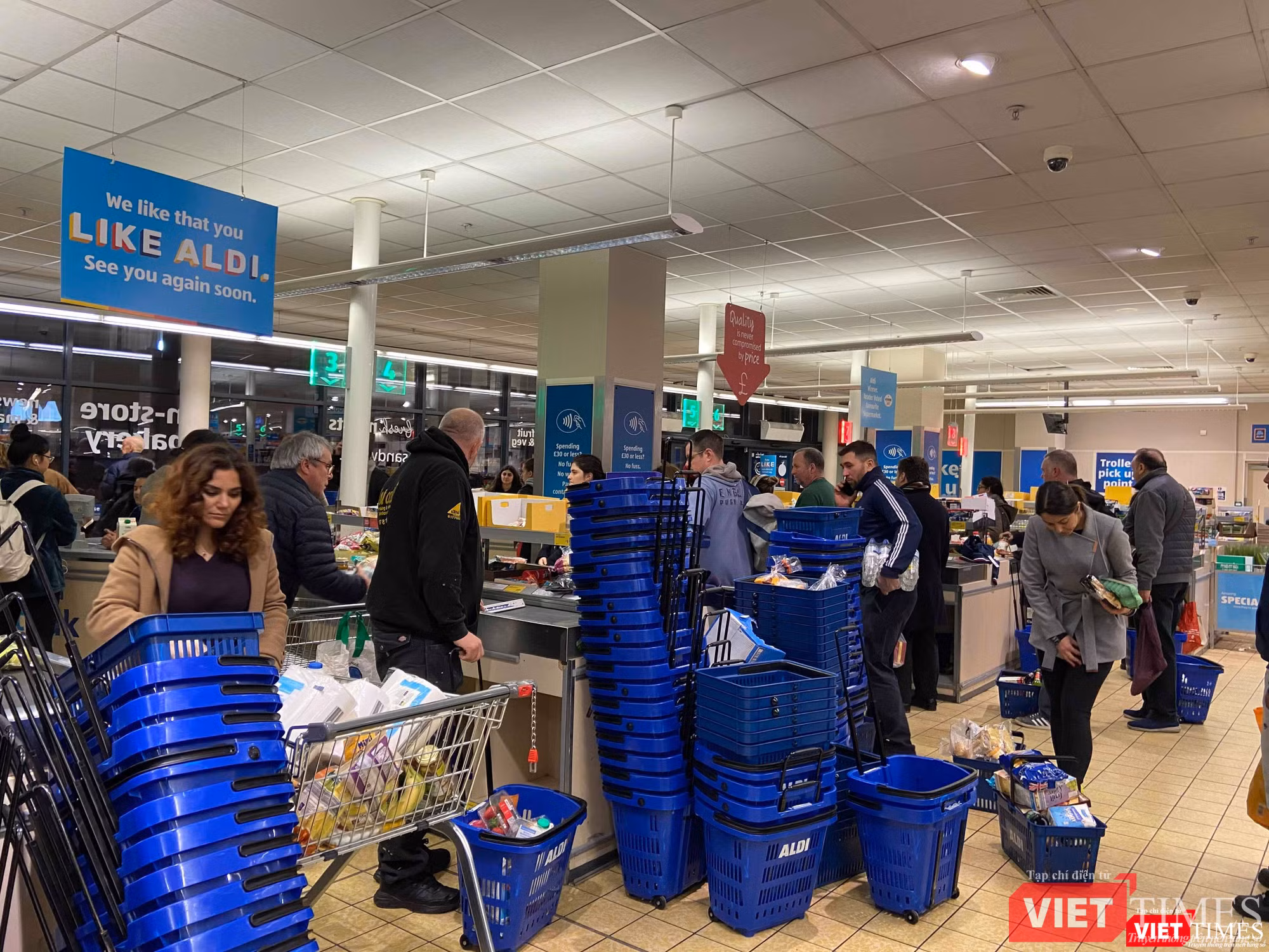 Hàng hóa trên các quầy hàng ở Anh bắt đầu được mua hết rất nhanh