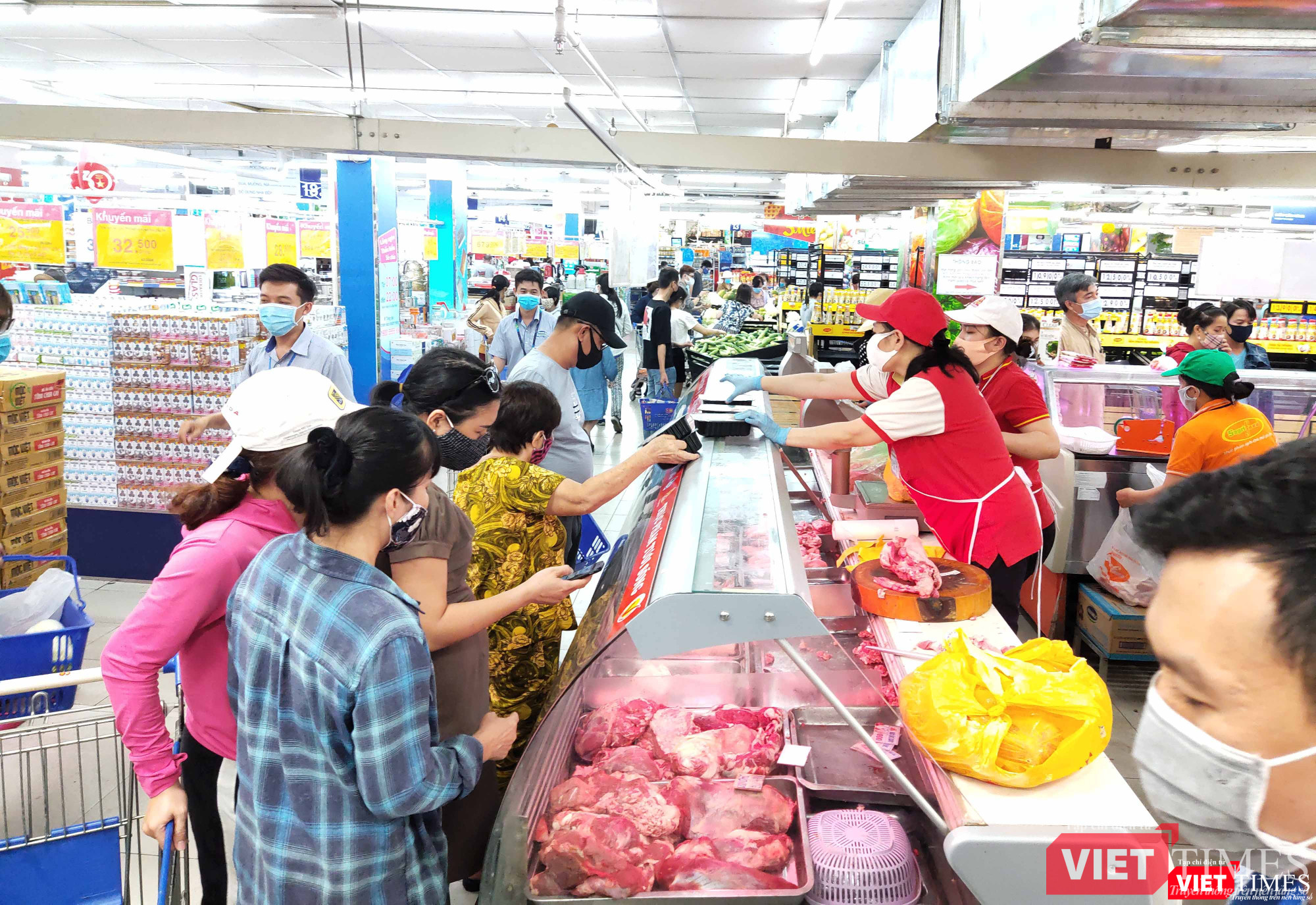 Đám đông chen lấn, xếp hàng dài trong siêu thị chiều 31/3 không thể đảm bảo khoảng cách 2m